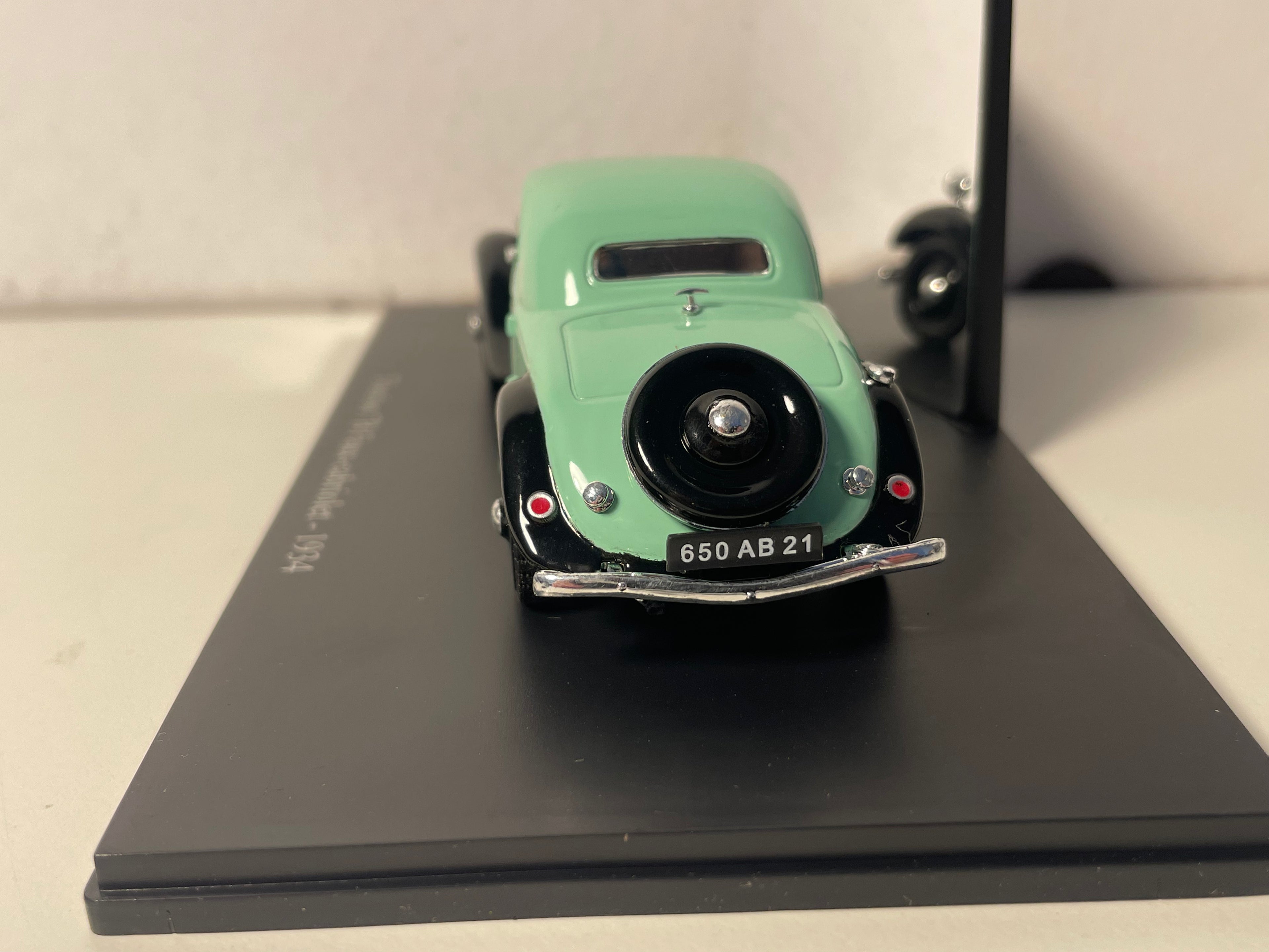 1934 Citroën Traction 7B Faux-Cabriolet Green (Plexi Case)