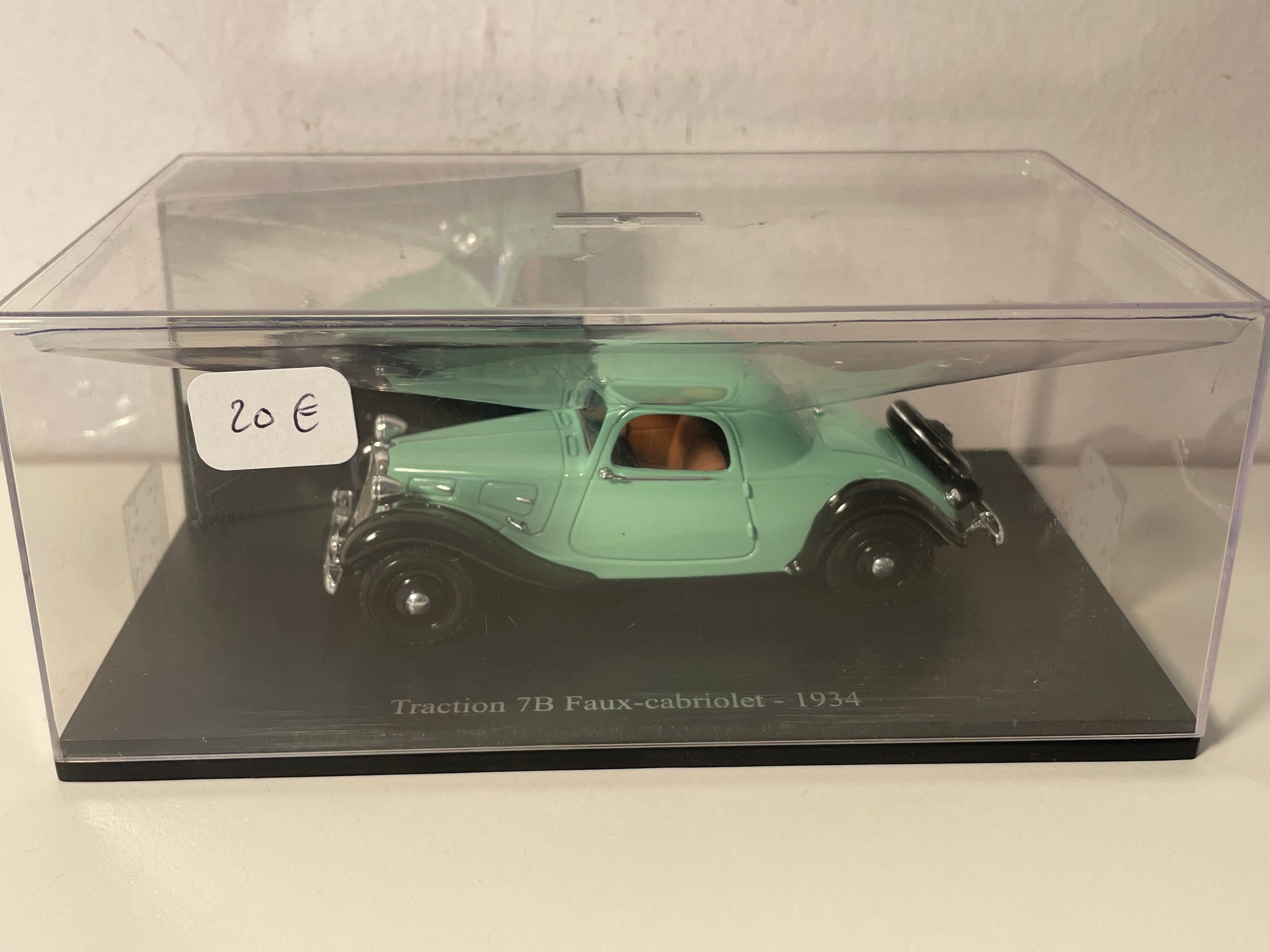 Citroën Traction 7B faux-cabriolet zielony z 1934 roku (opakowanie plexi)