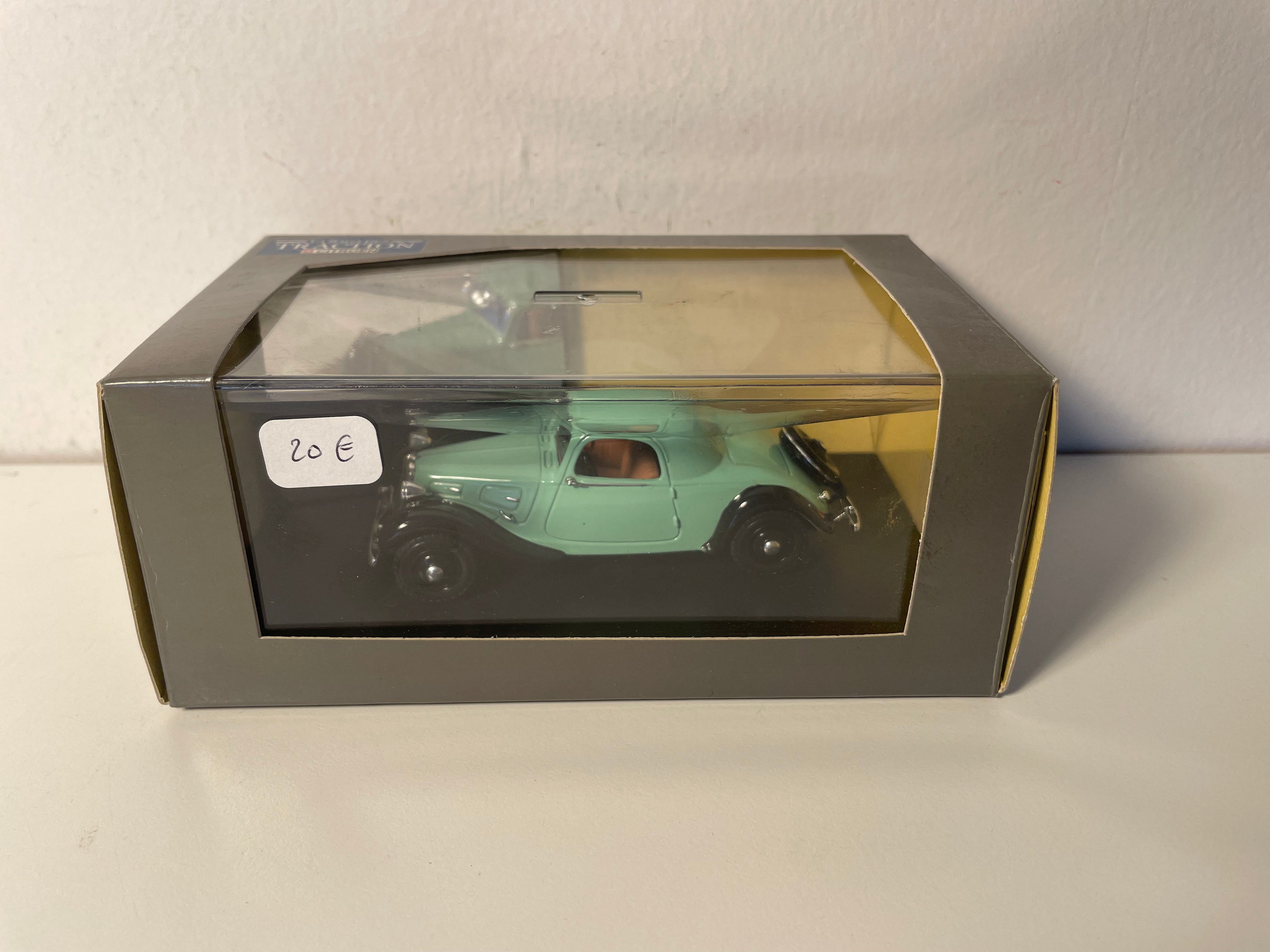 Citroën Traction 7B faux-cabriolet zielony z 1934 roku (opakowanie plexi)
