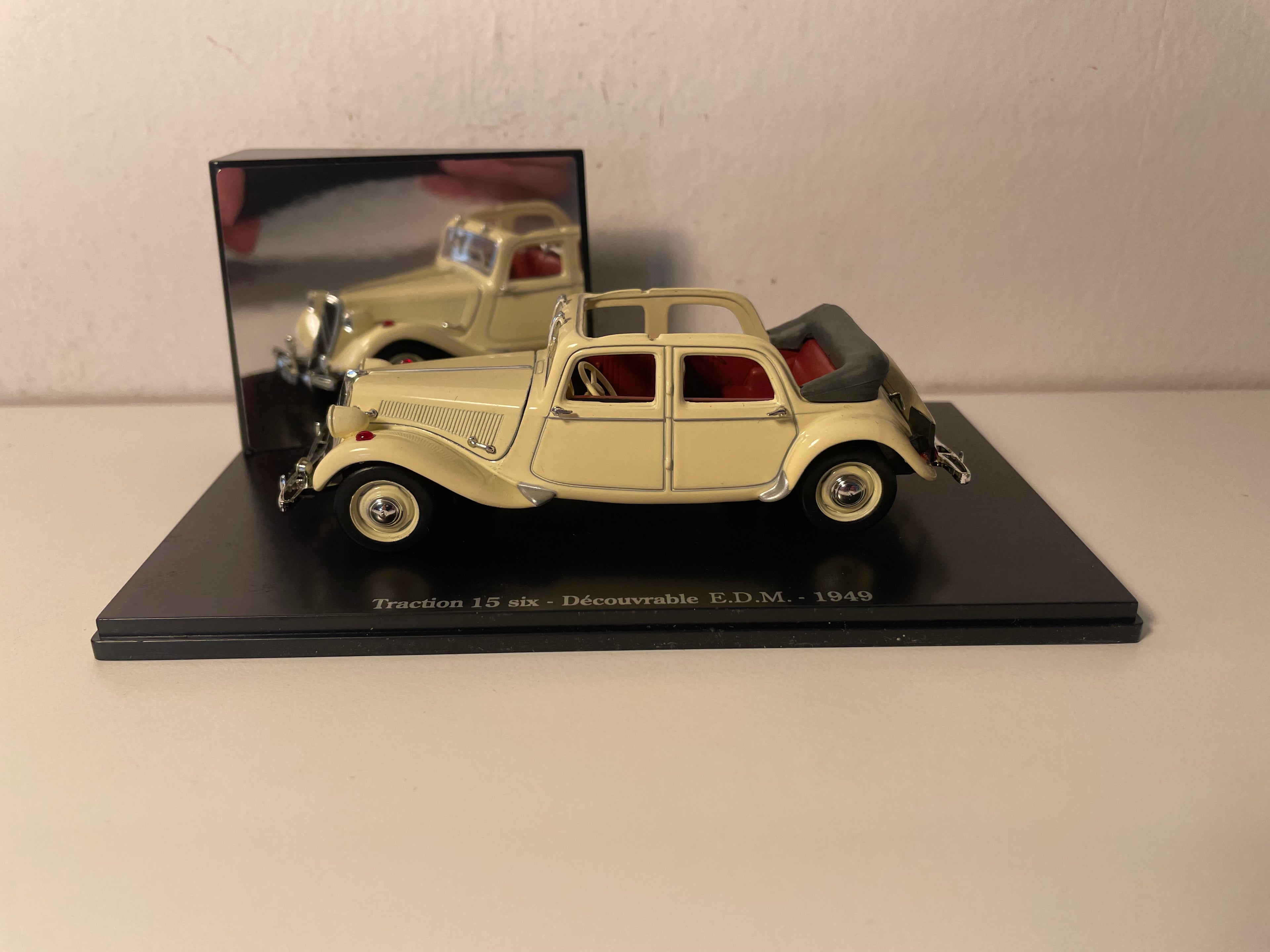 Citroën Traction 15 six découvrable E.D.M. beige de 1949 (boite plexi)