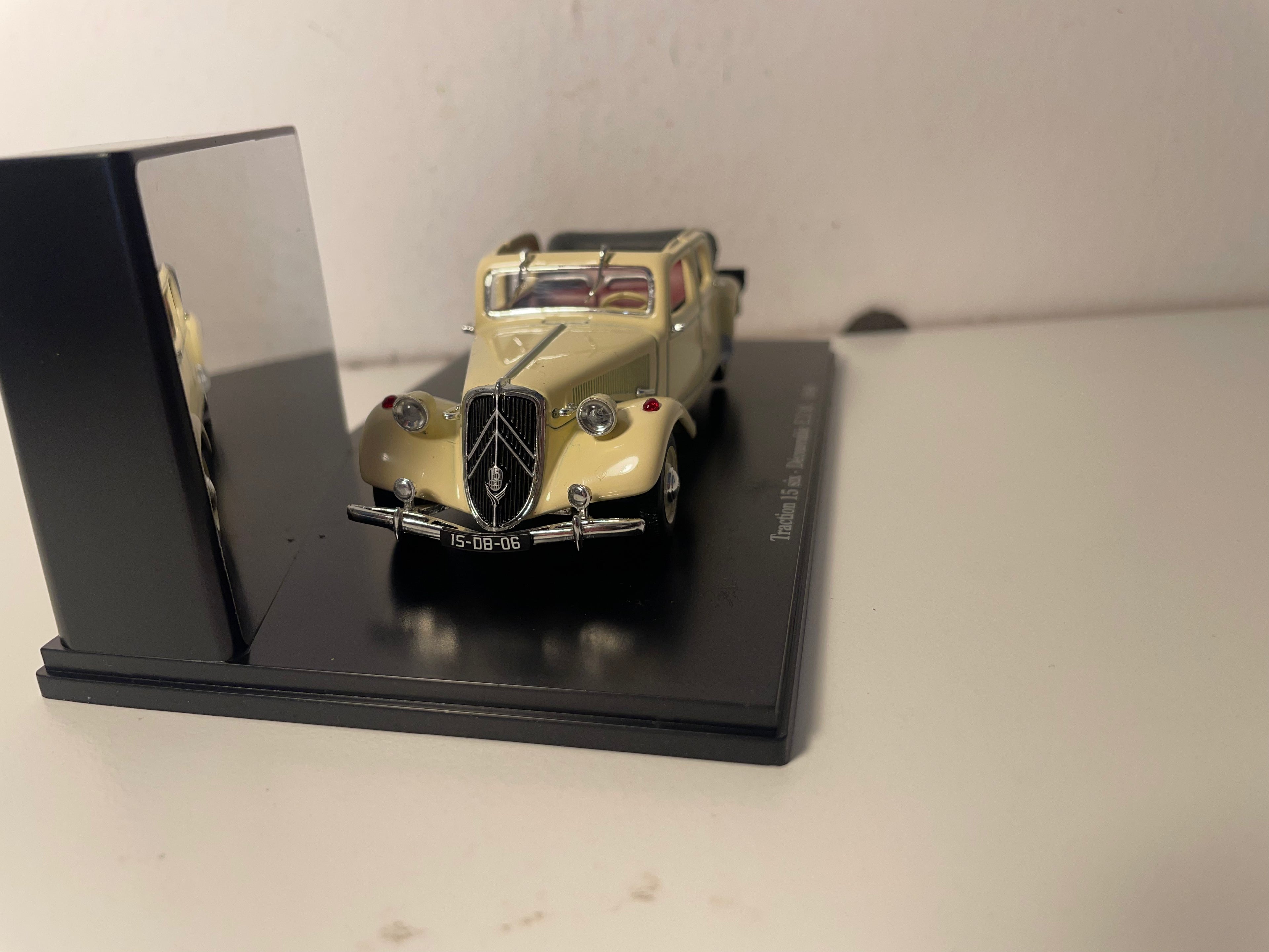Citroën Traction 15 six découvrable E.D.M. beige de 1949 (boite plexi)