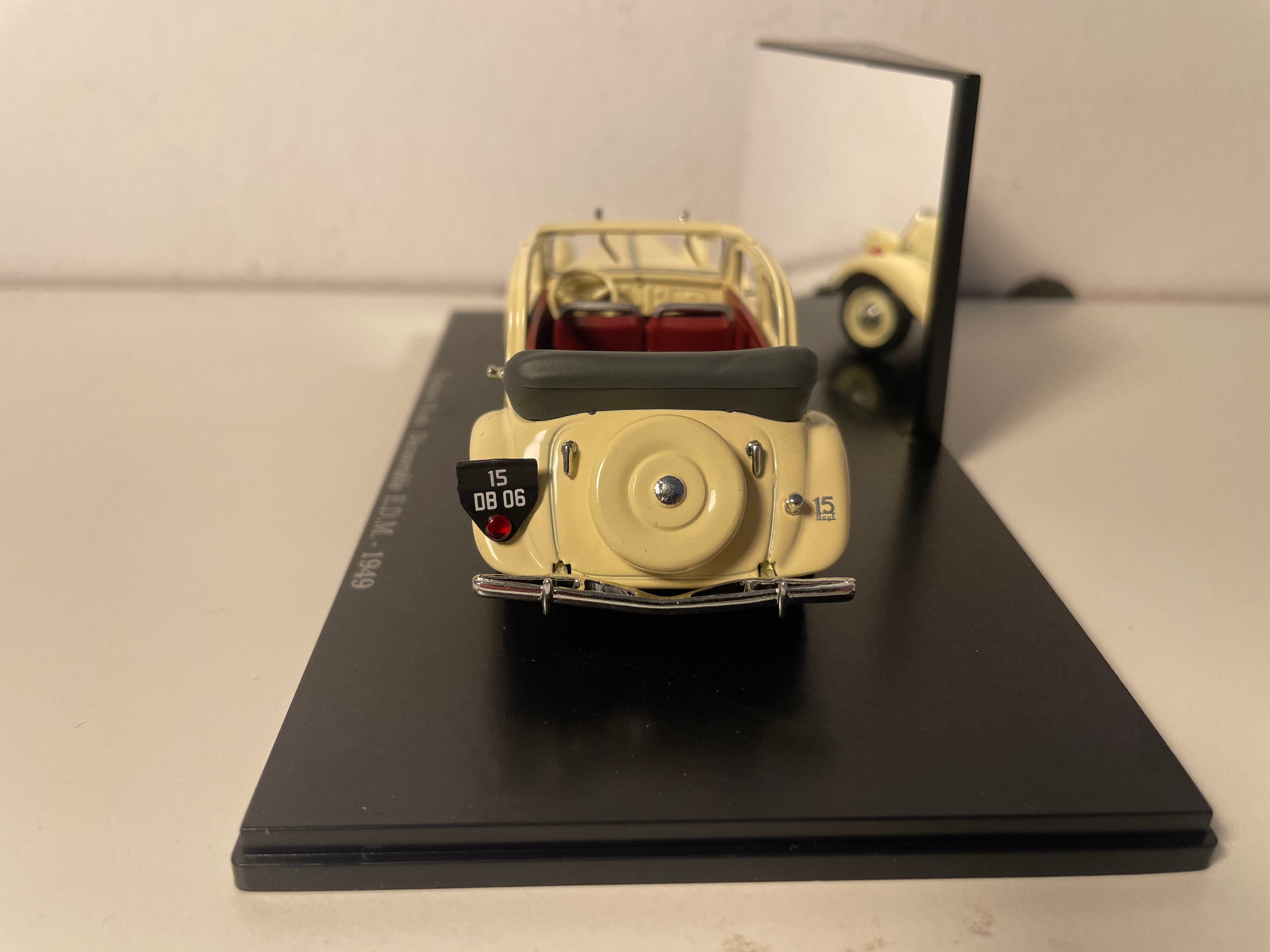 Citroën Traction 15 six découvrable E.D.M. beige de 1949 (boite plexi)