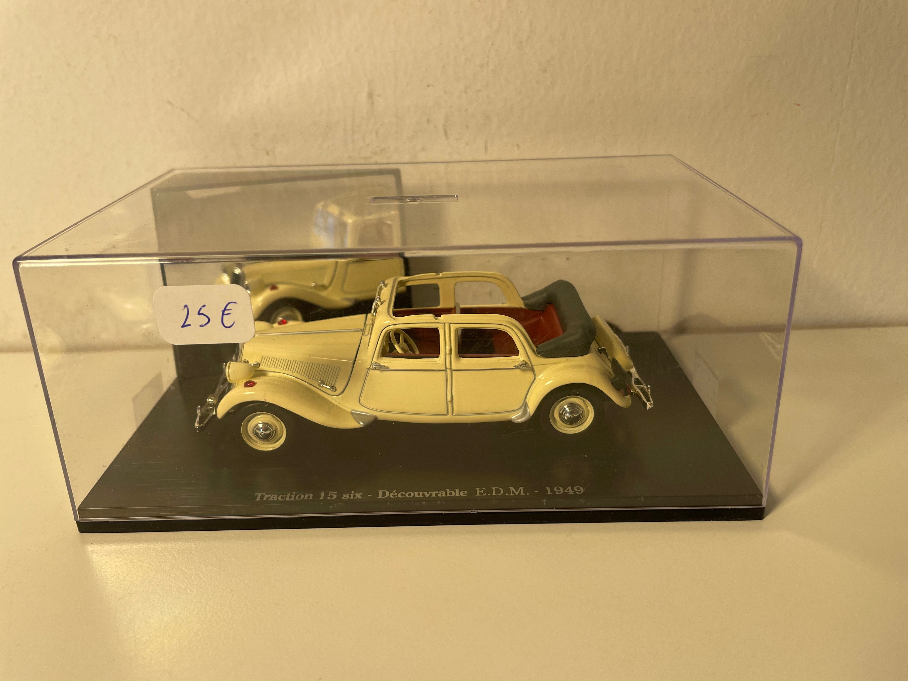 Citroën Traction 15 six découvrable E.D.M. beige de 1949 (boite plexi)