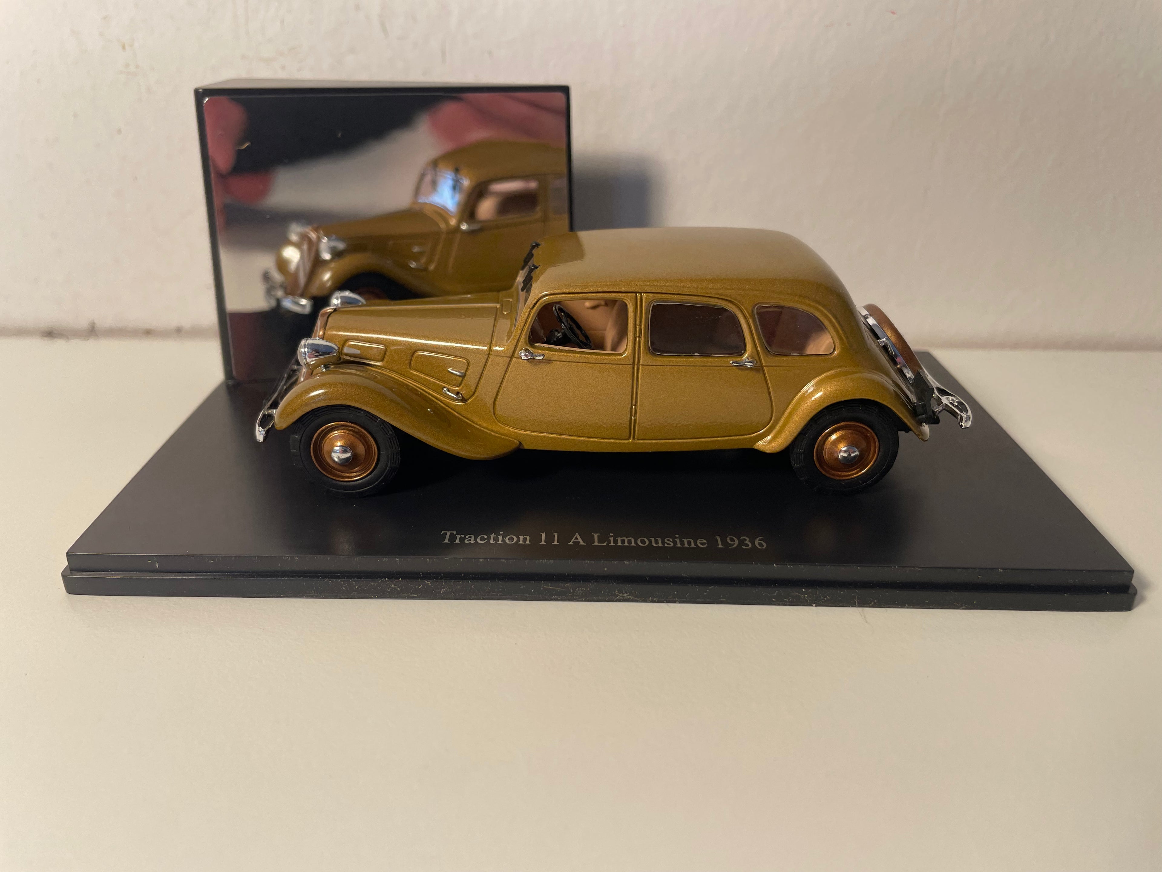 Citroën Traction 11A Limousine Brown 19*36 (Plexiglass Box)