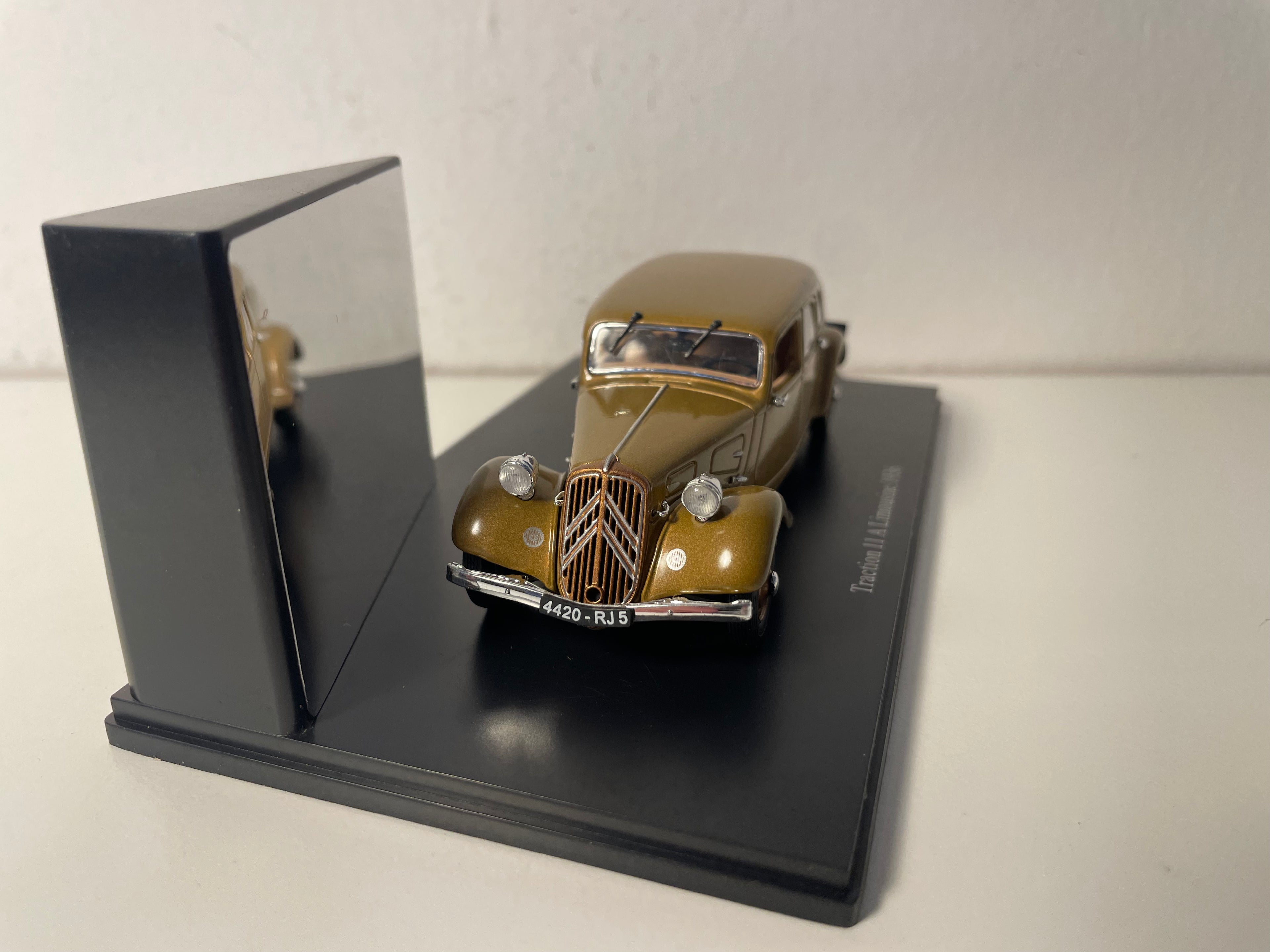 Citroën Traction 11A Limousine Brown 19*36 (Plexiglass Box)