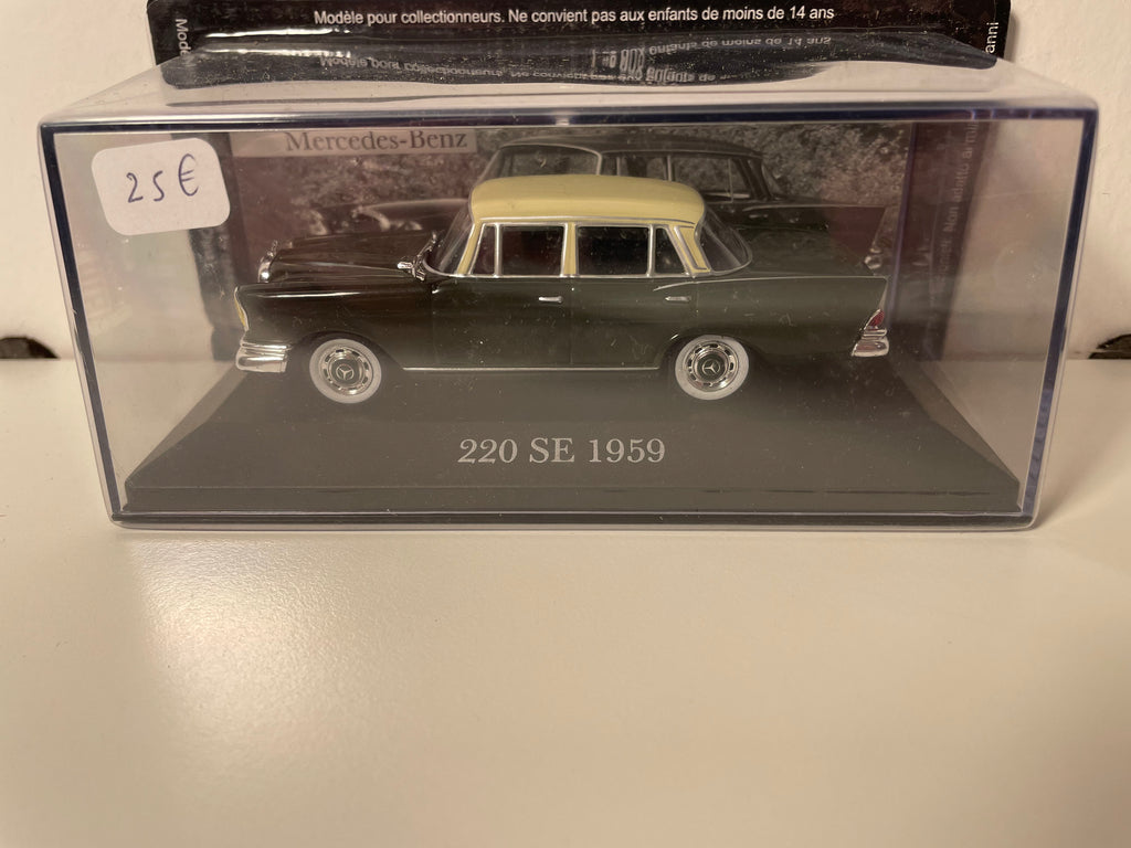 Mercedes 220 SE zielona z beżowym dachem z 1959 roku