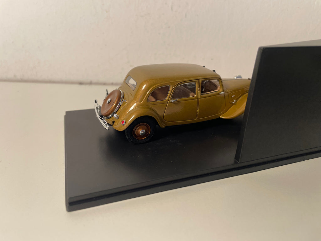 Citroën Traction 11A Limousine marron de 19*36 (boite plexi)