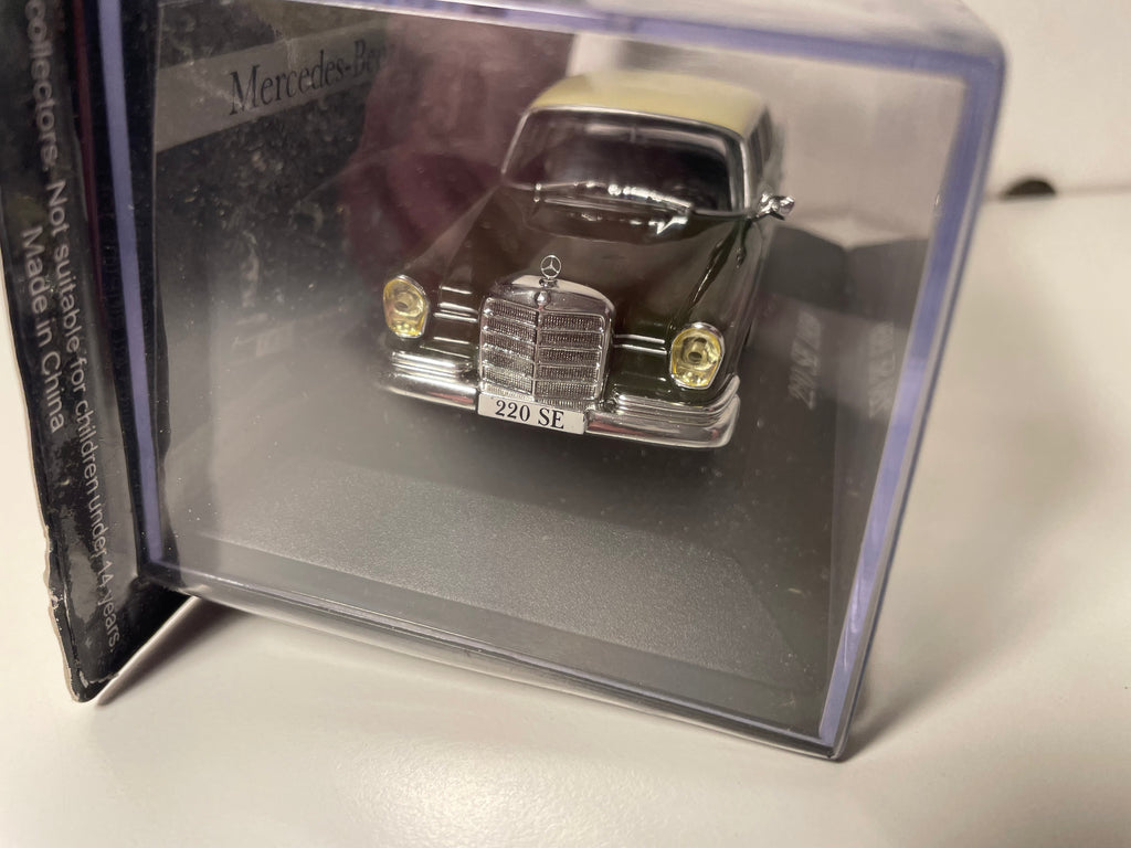 Mercedes 220 SE zielona z beżowym dachem z 1959 roku