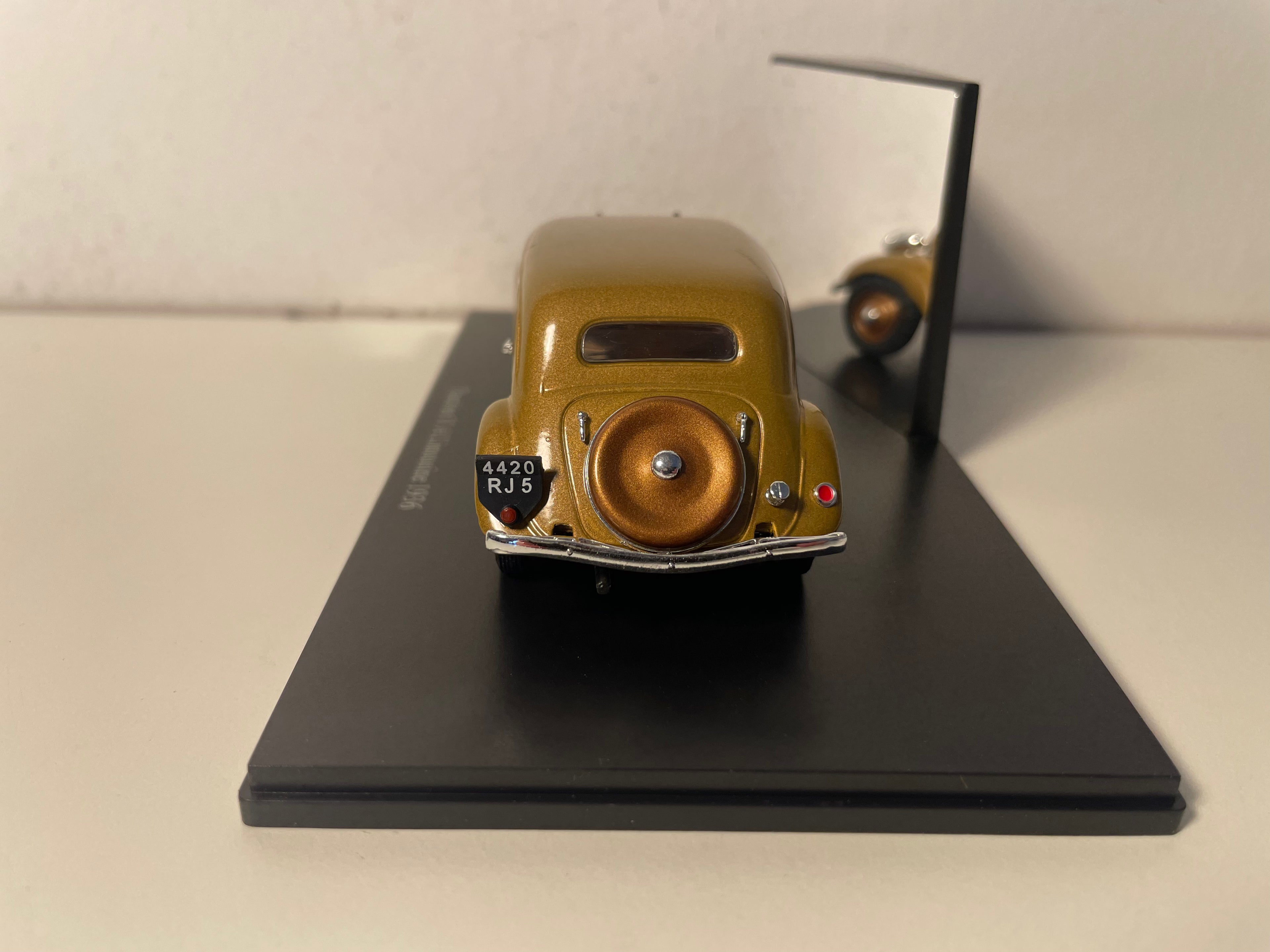Citroën Traction 11A Limousine Brown 19*36 (Plexiglass Box)