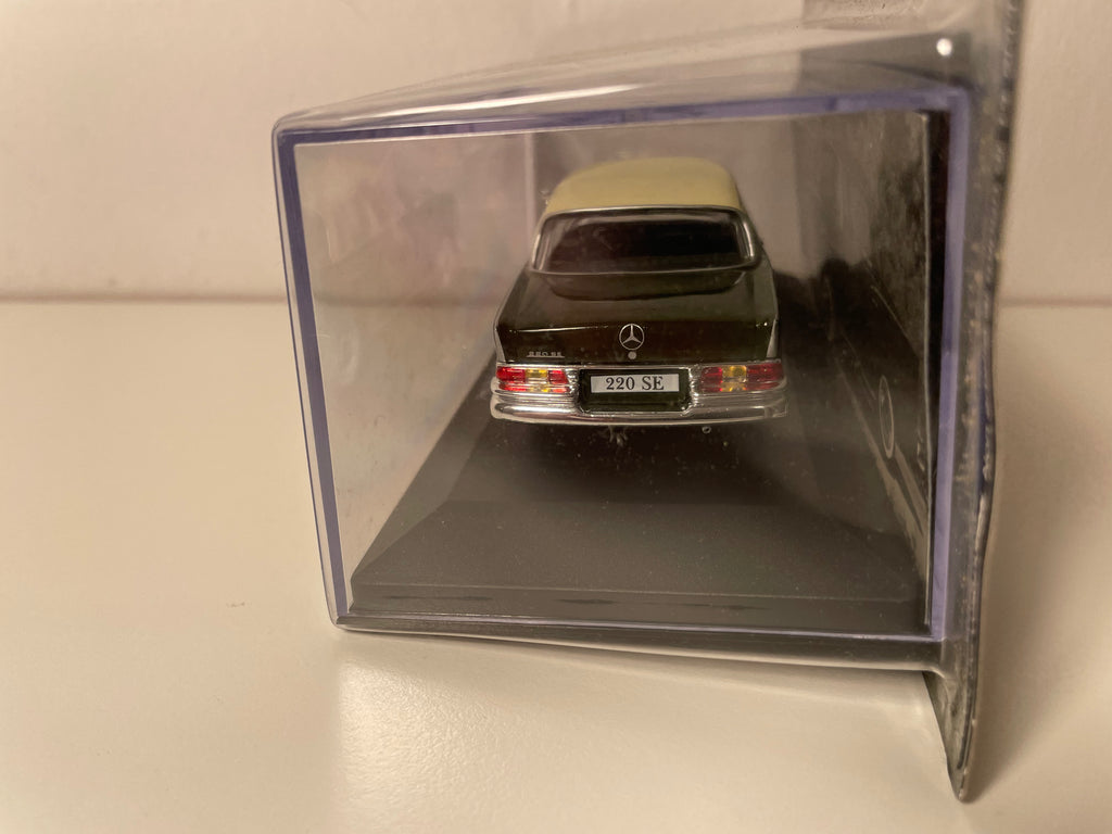 Mercedes 220 SE zielona z beżowym dachem z 1959 roku