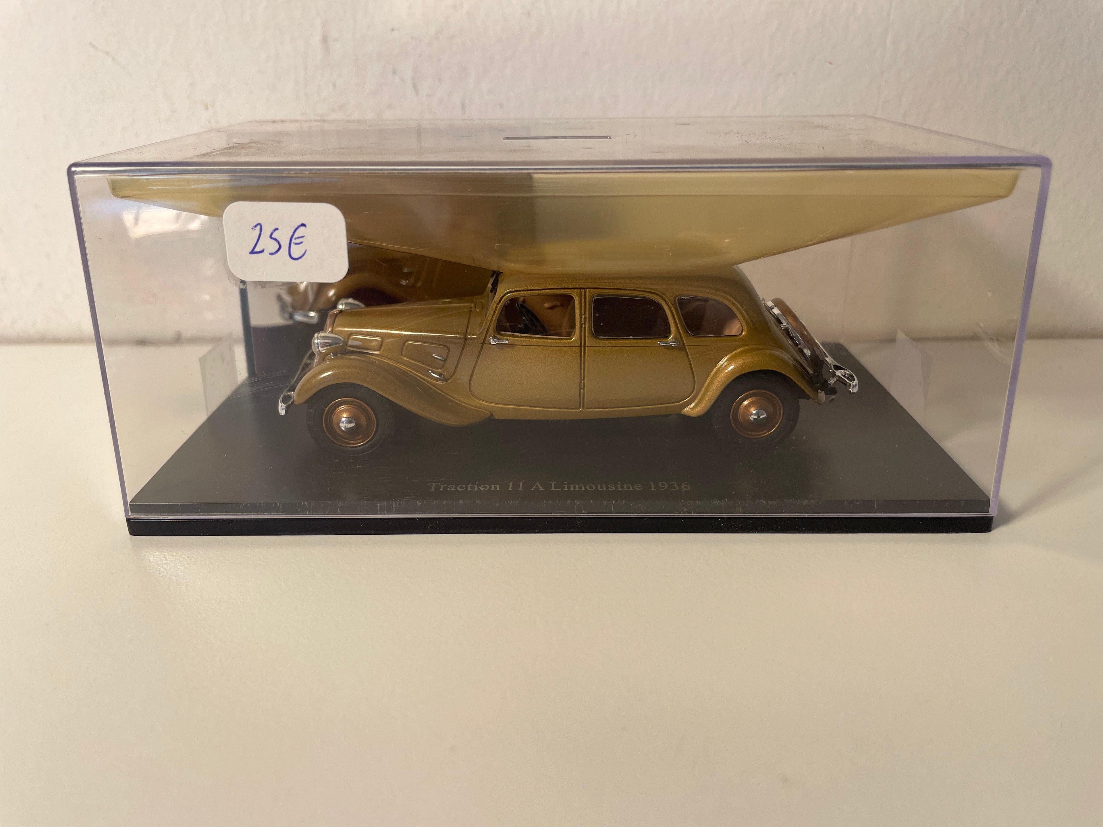 Citroën Traction 11A Limousine marron de 19*36 (boite plexi)