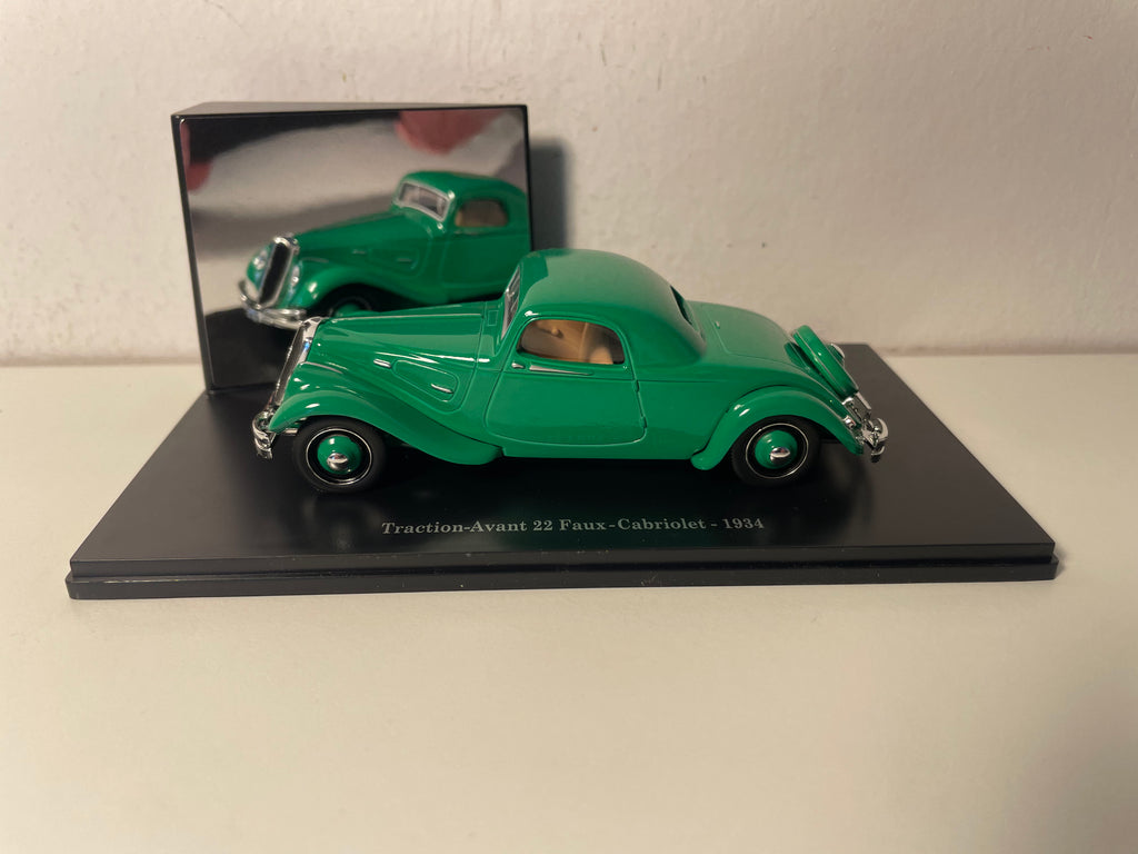 Citroën Traction-Avant 22 faux-cabriolet grün von 1934 (Plexibox)