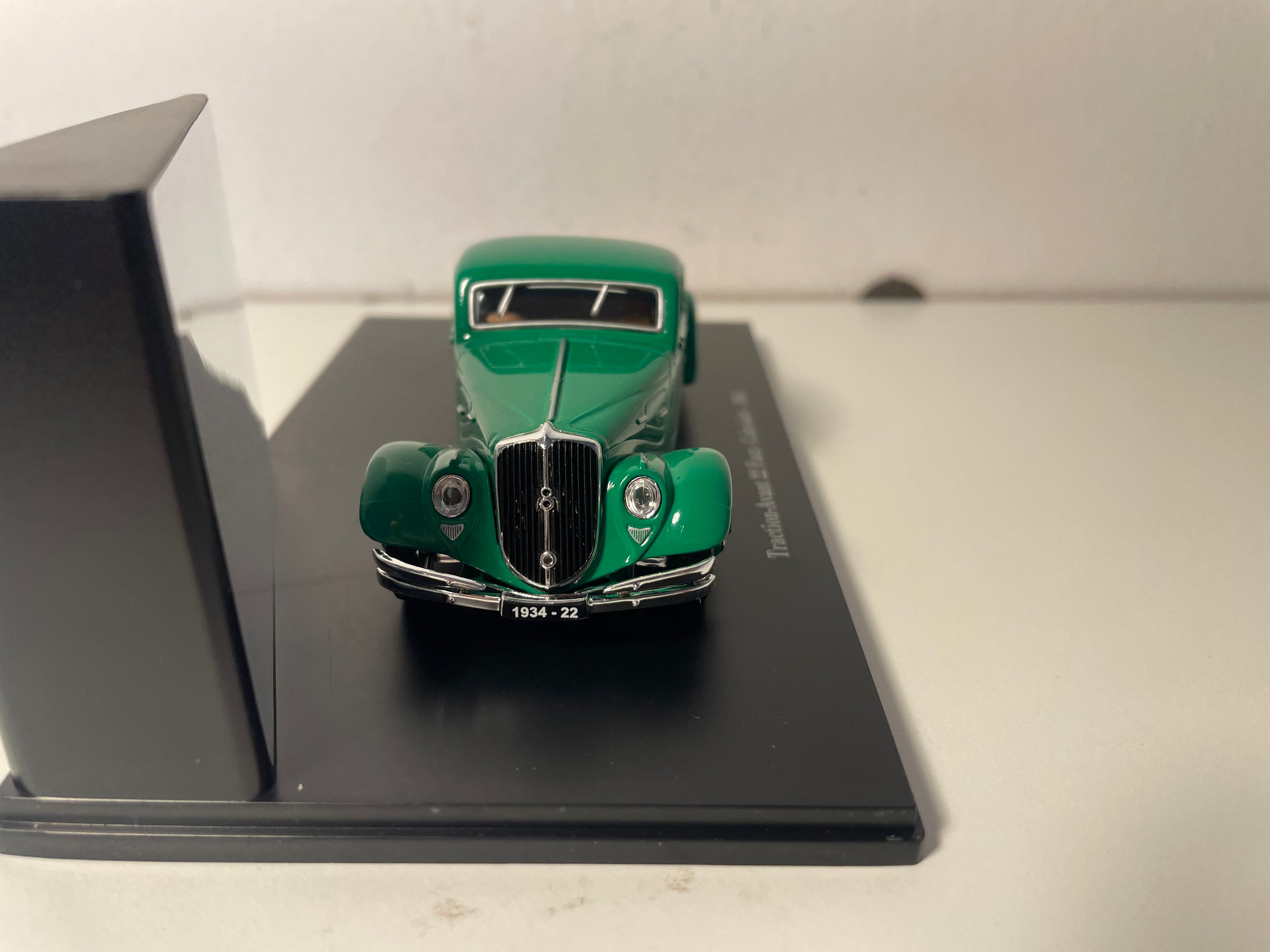 Citroën Traction-Avant 22 faux-cabriolet groen van 1934 (plexi doos)
