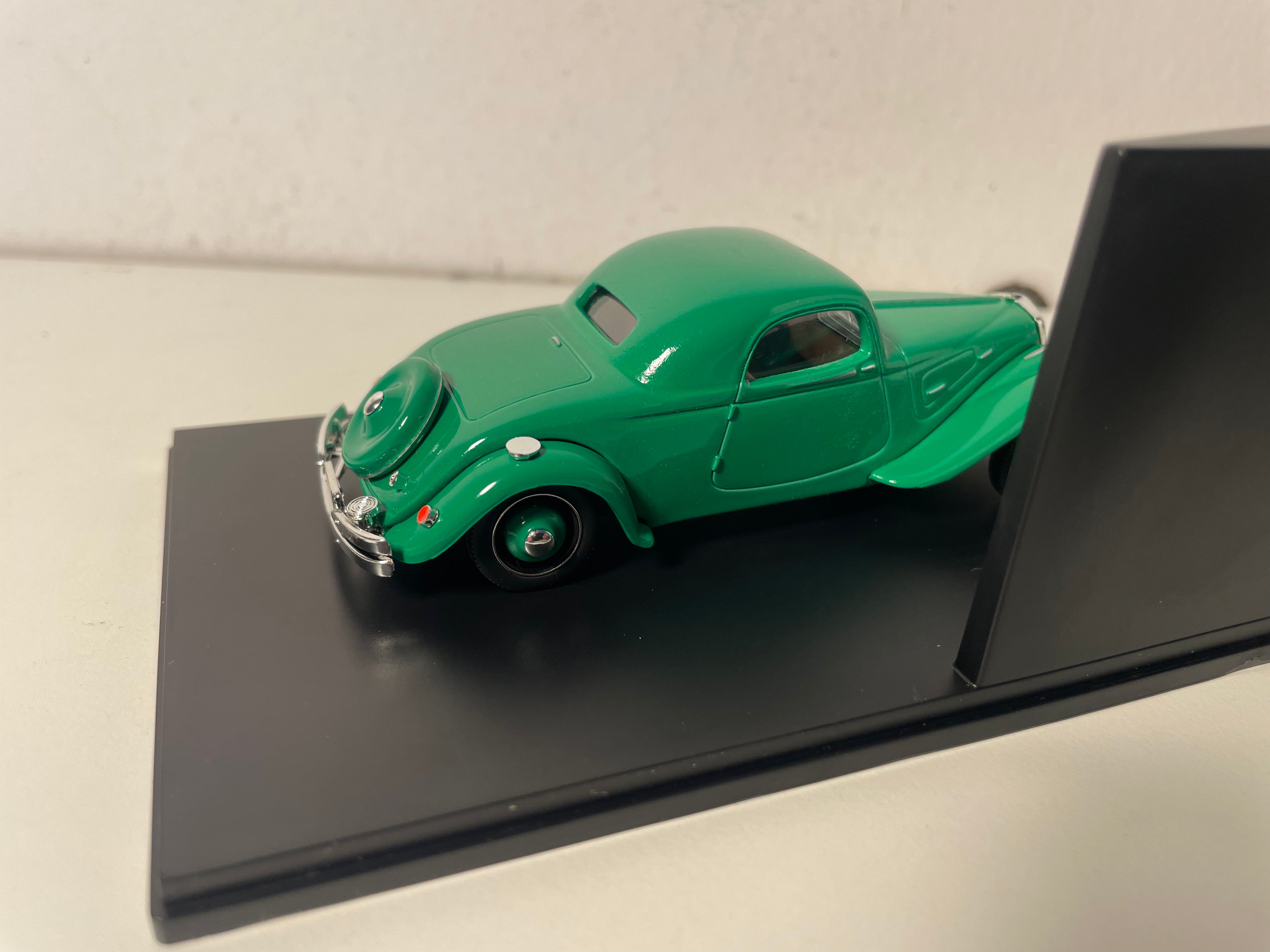 Citroën Traction-Avant 22 faux-cabriolet groen van 1934 (plexi doos)