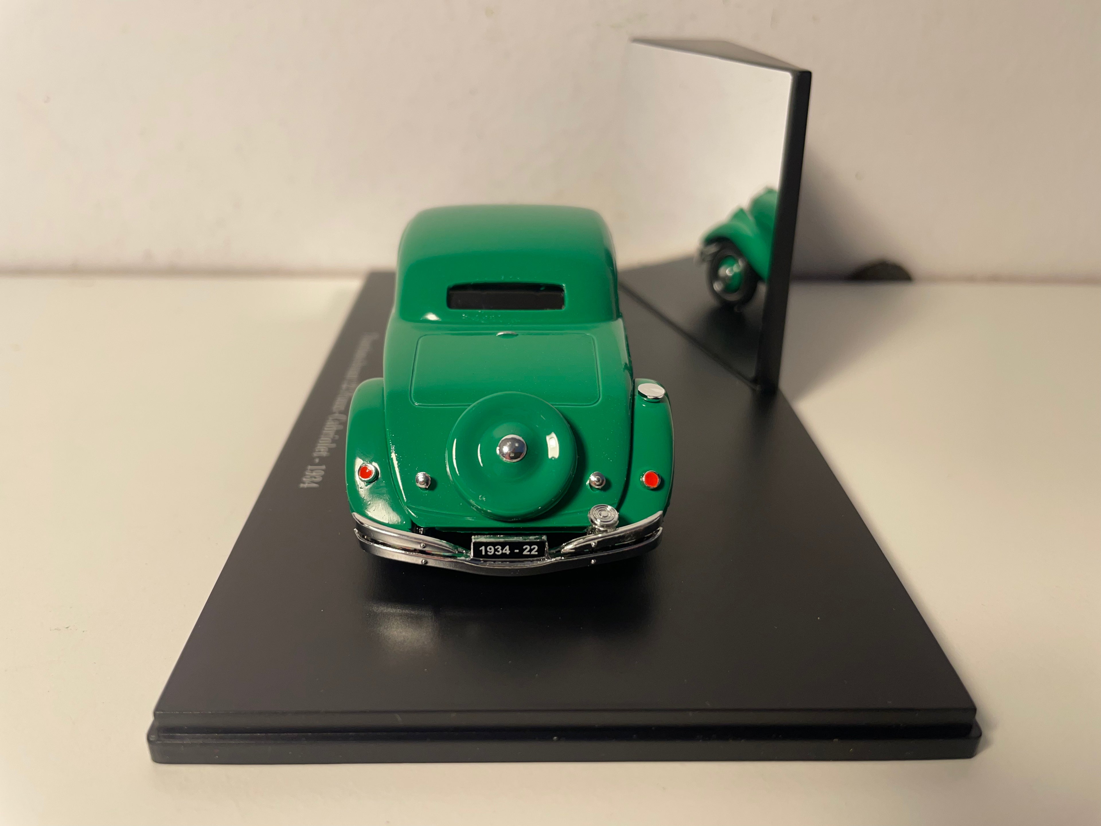 Citroën Traction-Avant 22 faux-cabriolet groen van 1934 (plexi doos)