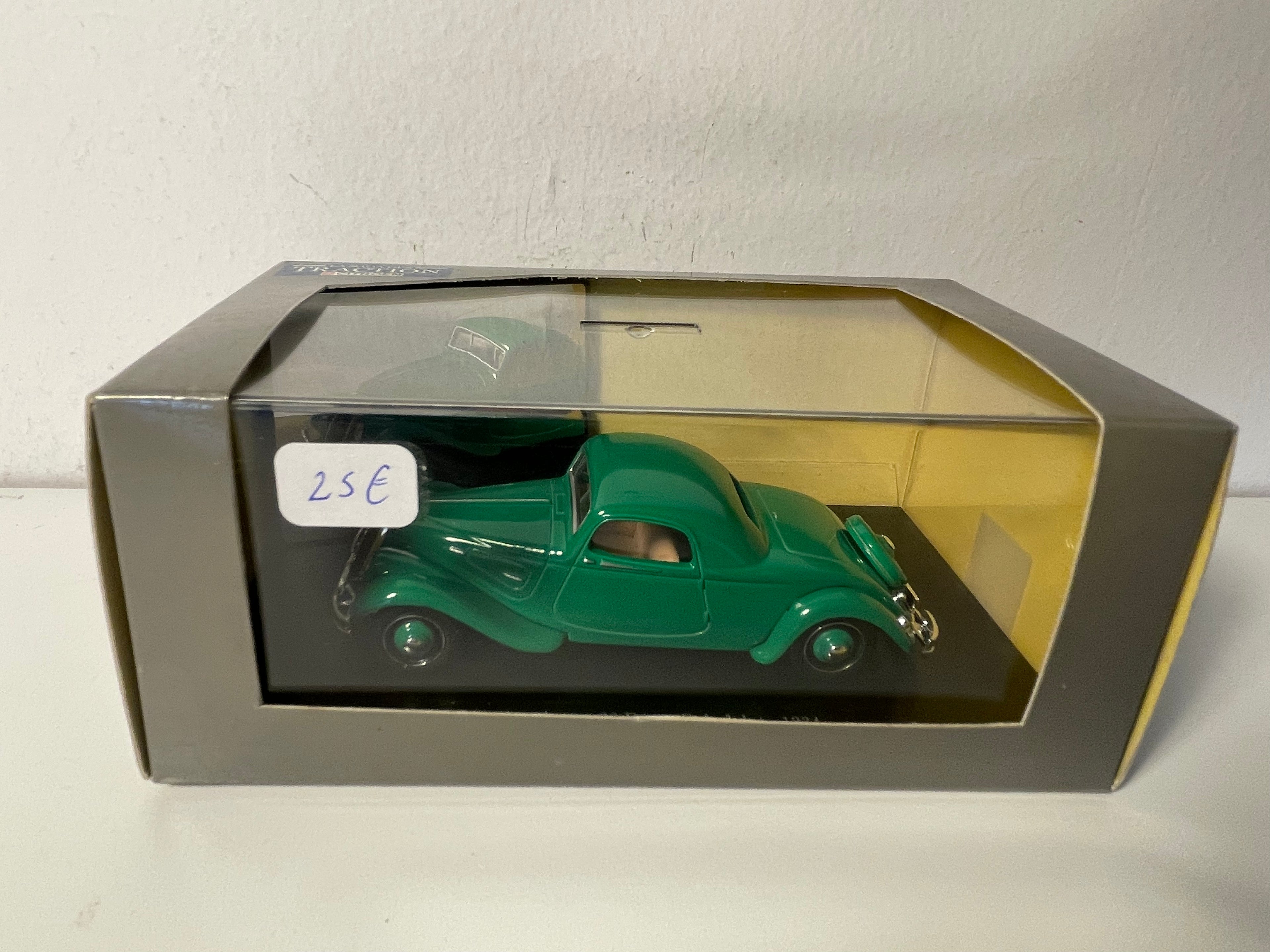 Citroën Traction-Avant 22 faux-cabriolet grün von 1934 (Plexibox)