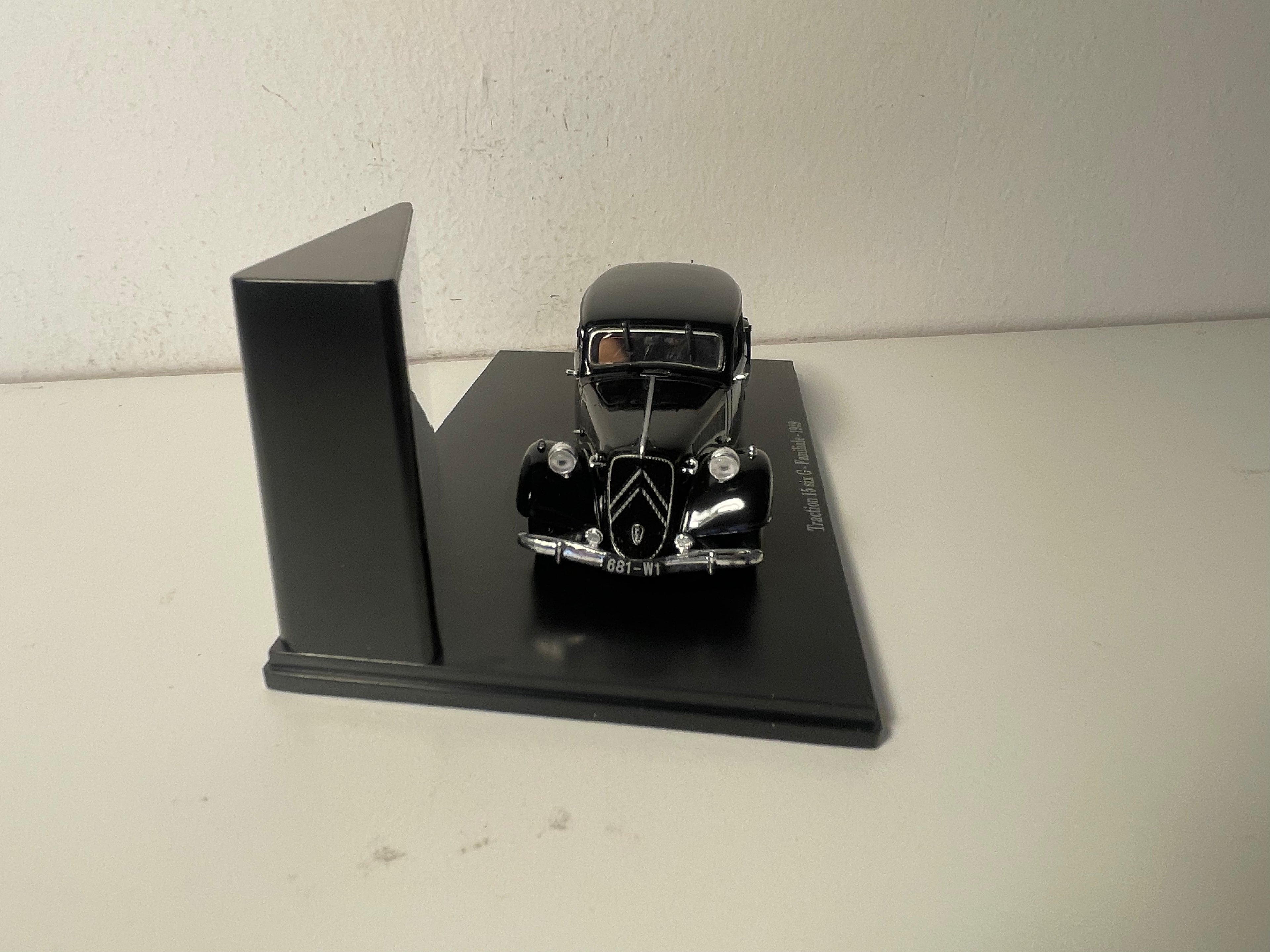 Citroën Traction 15 six G Familiale schwaarz vum Joer 1939 (plexi Box)