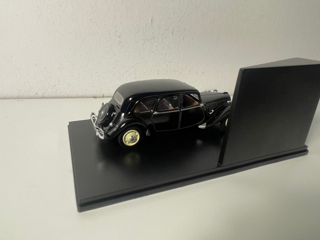 Citroën Traction 15 six G Familiale schwaarz vum Joer 1939 (plexi Box)