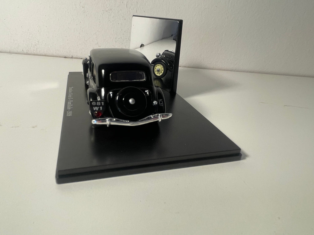 Citroën Traction 15 six G Familiale schwaarz vum Joer 1939 (plexi Box)