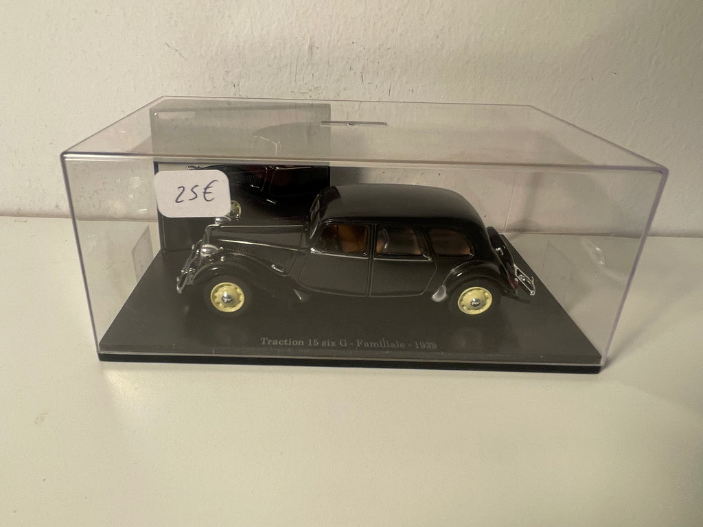 Citroën Traction 15 six G Familiale schwaarz vum Joer 1939 (plexi Box)