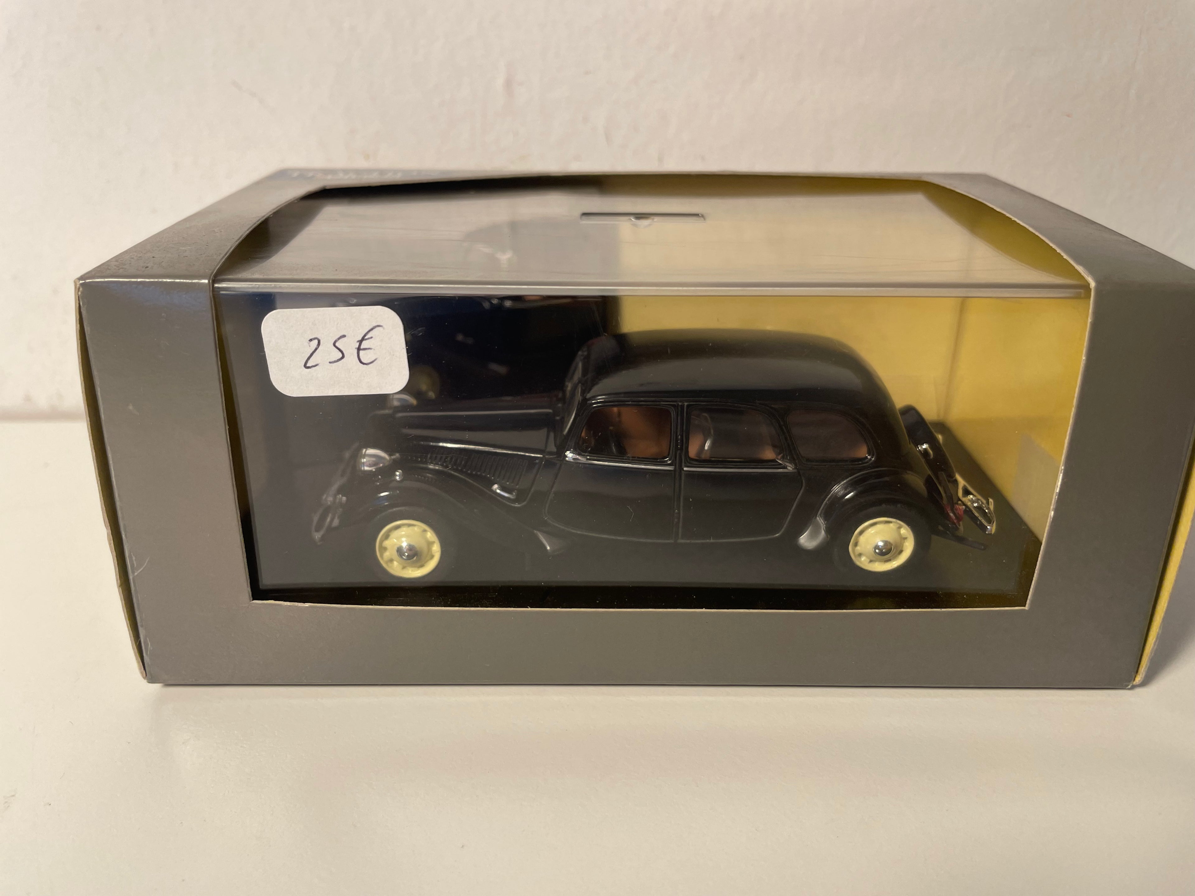 Citroën Traction 15 six G Familiale schwaarz vum Joer 1939 (plexi Box)