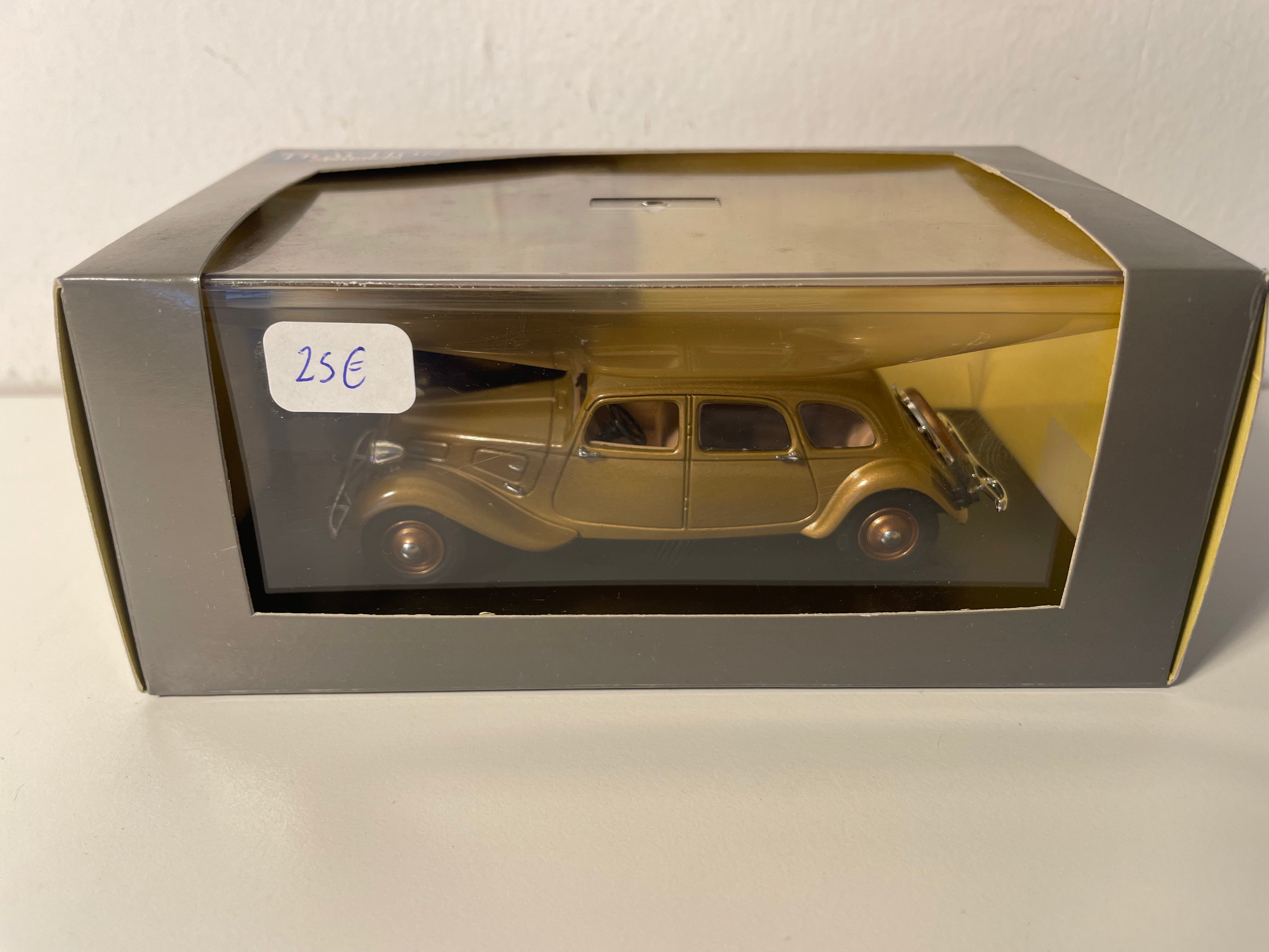 Citroën Traction 11A Limousine marron de 19*36 (boite plexi)