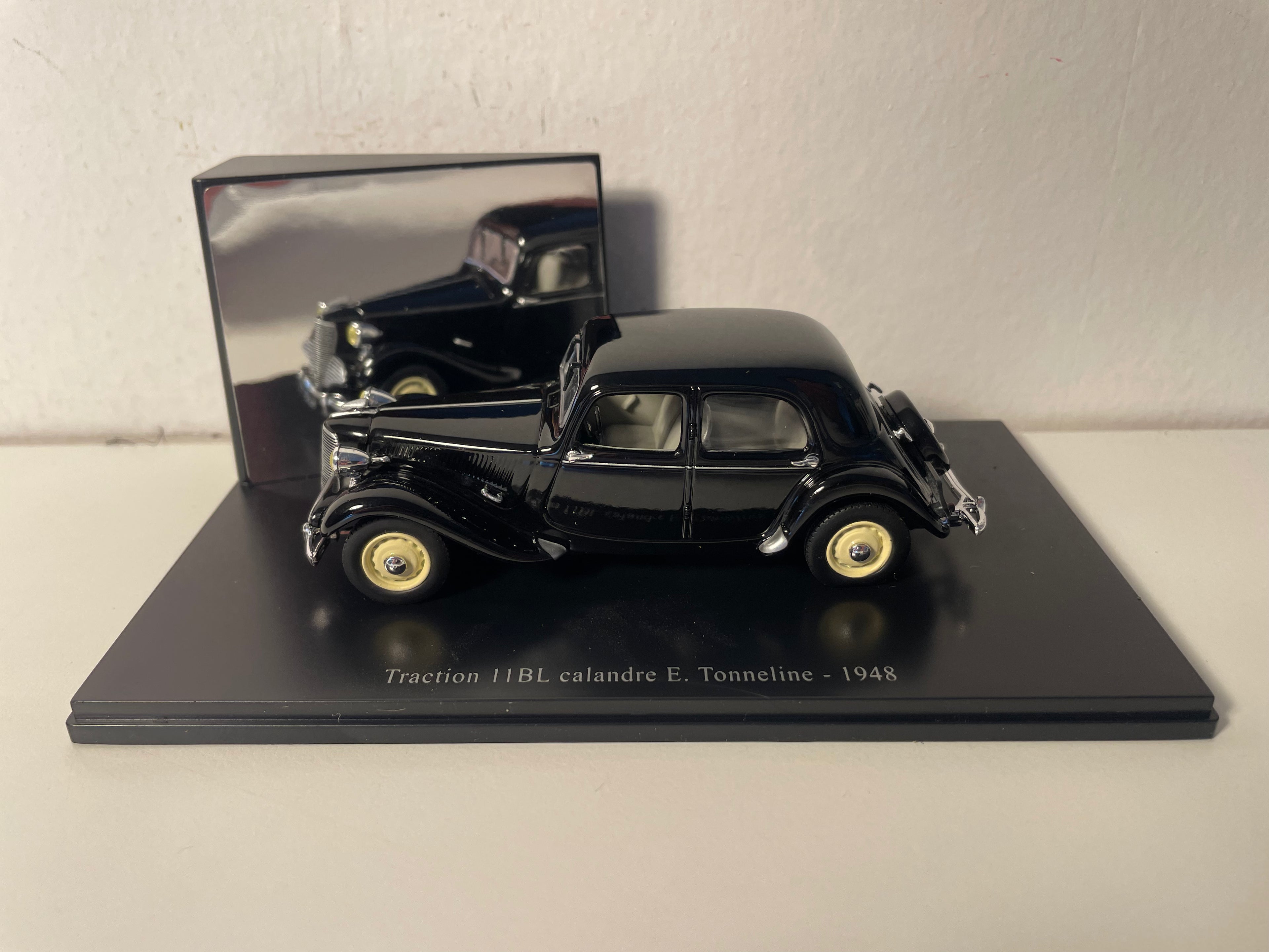 Citroën Traction 11BL noire de 1948 - calandre E. Tonneline (boite plexi)