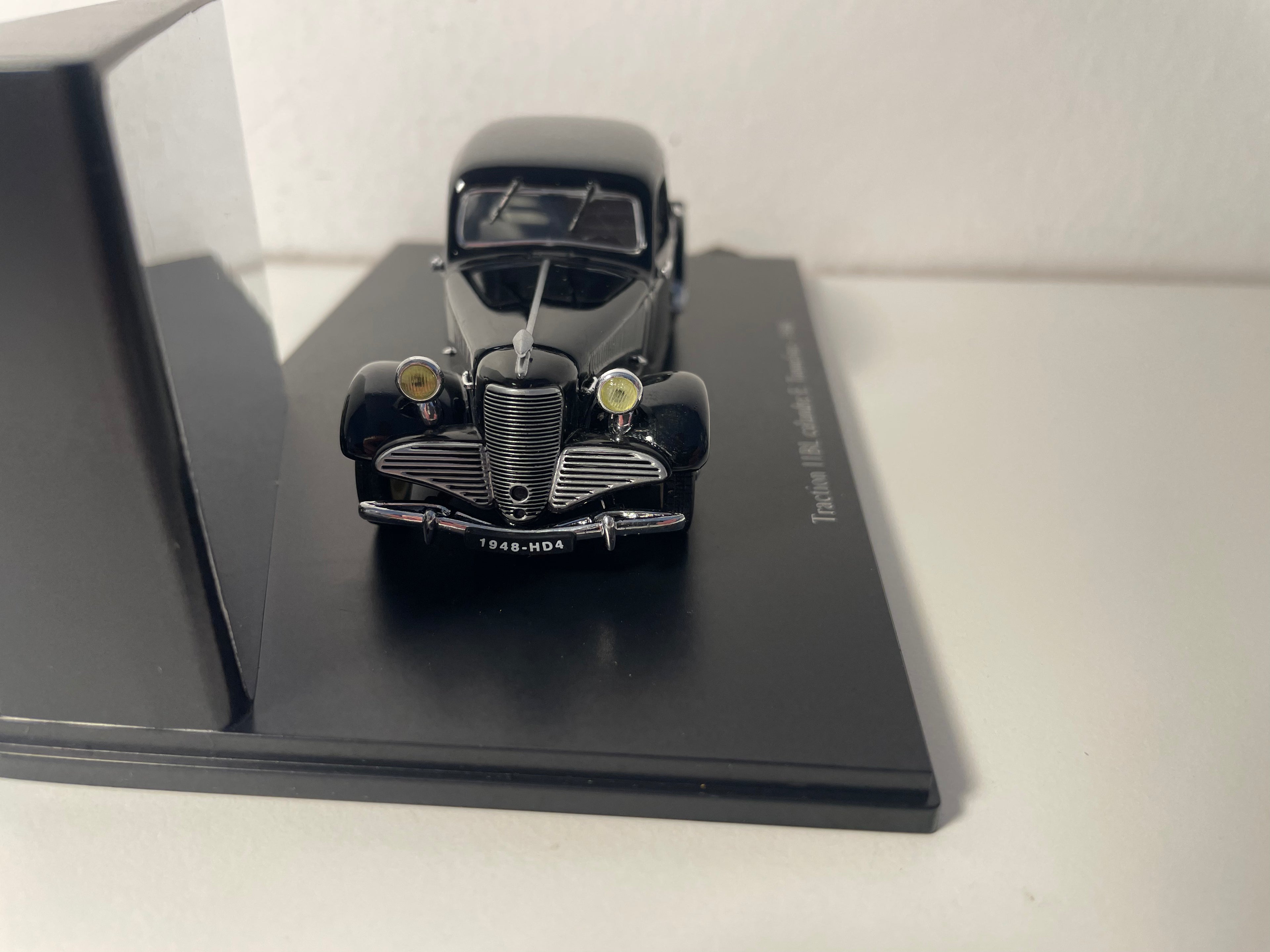 Citroën Traction 11BL noire de 1948 - calandre E. Tonneline (boite plexi)
