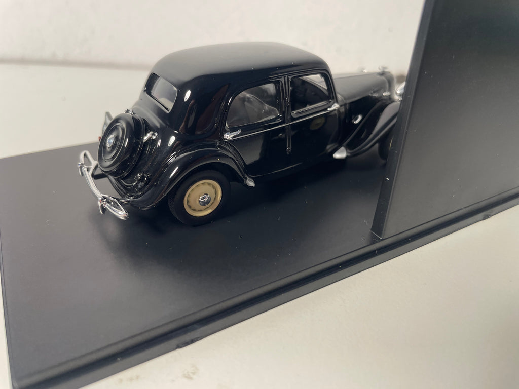 Citroën Traction 11BL noire de 1948 - calandre E. Tonneline (boite plexi)