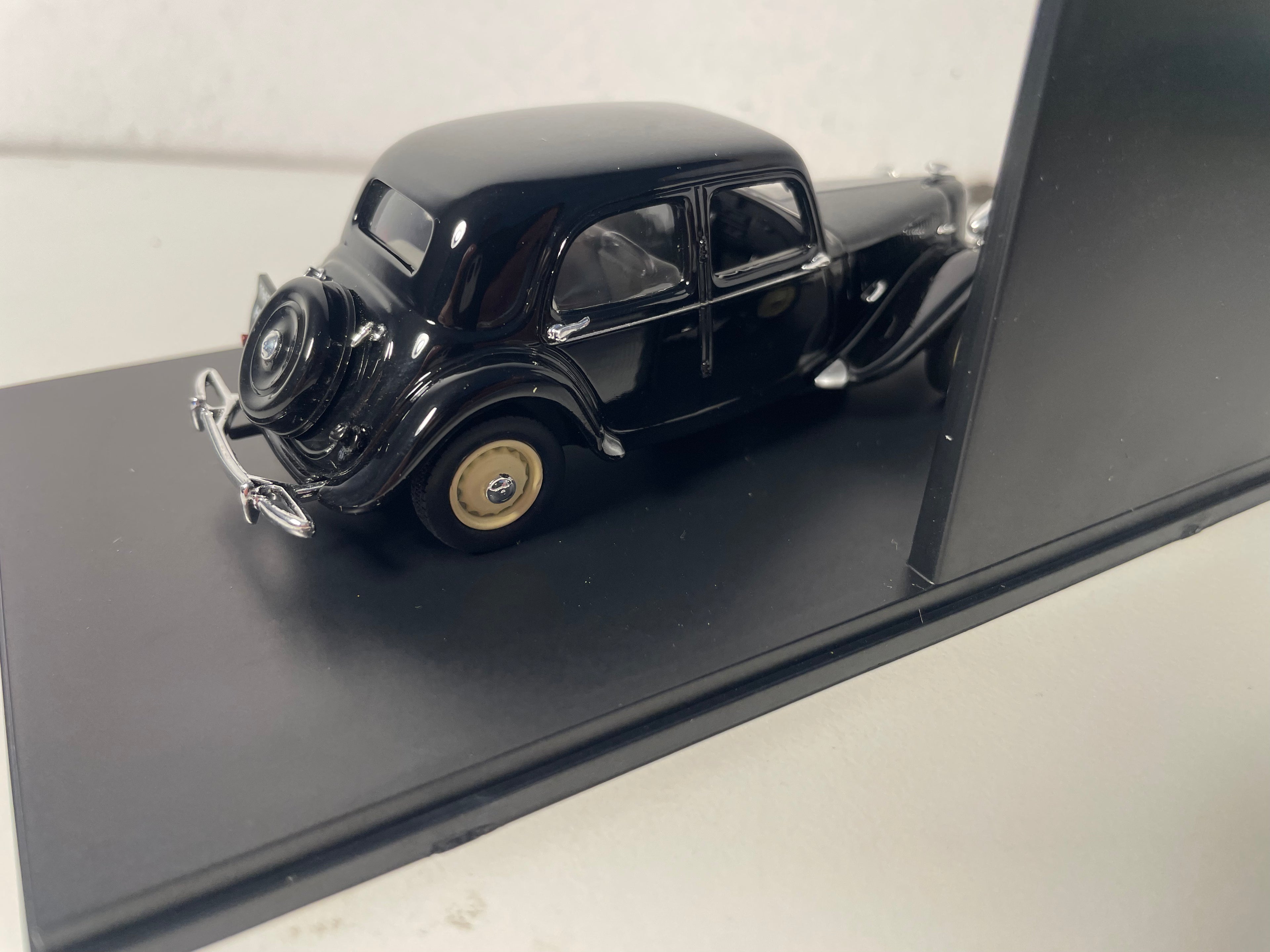 Citroën Traction 11BL noire de 1948 - calandre E. Tonneline (boite plexi)