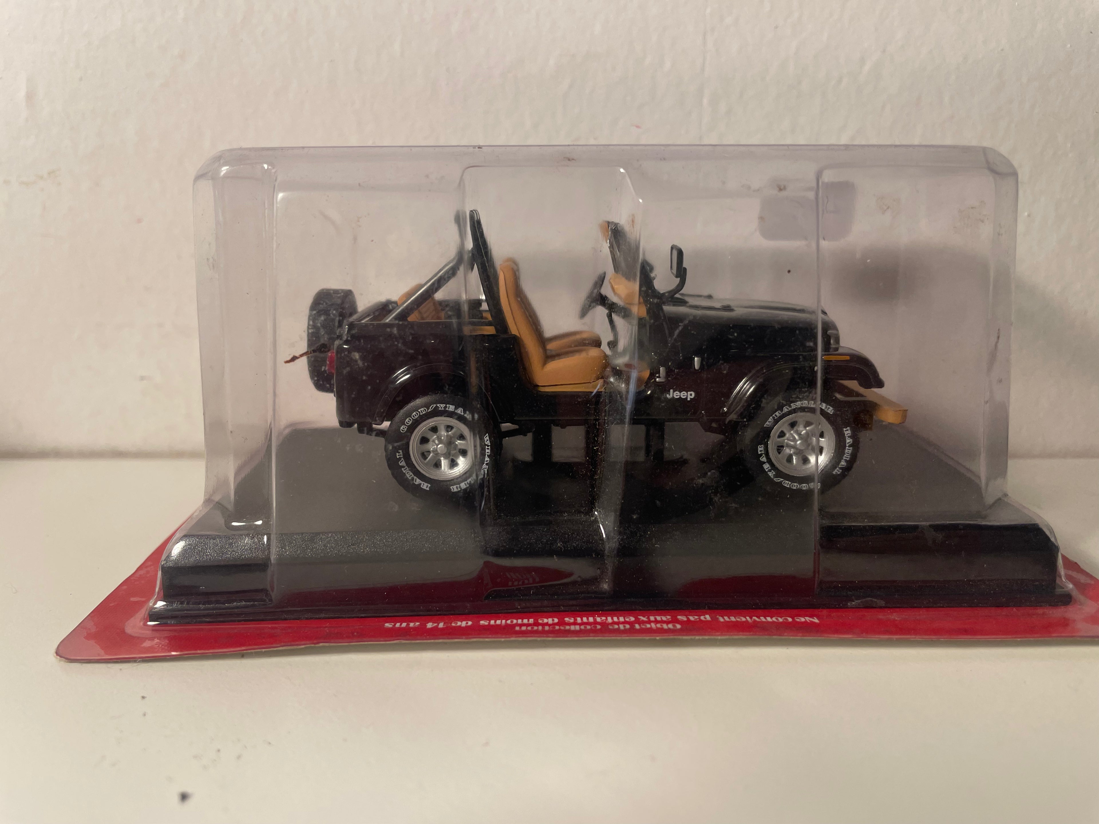 Jeep CJ7 Laredo schwarz vun 1982 - Auto Plus