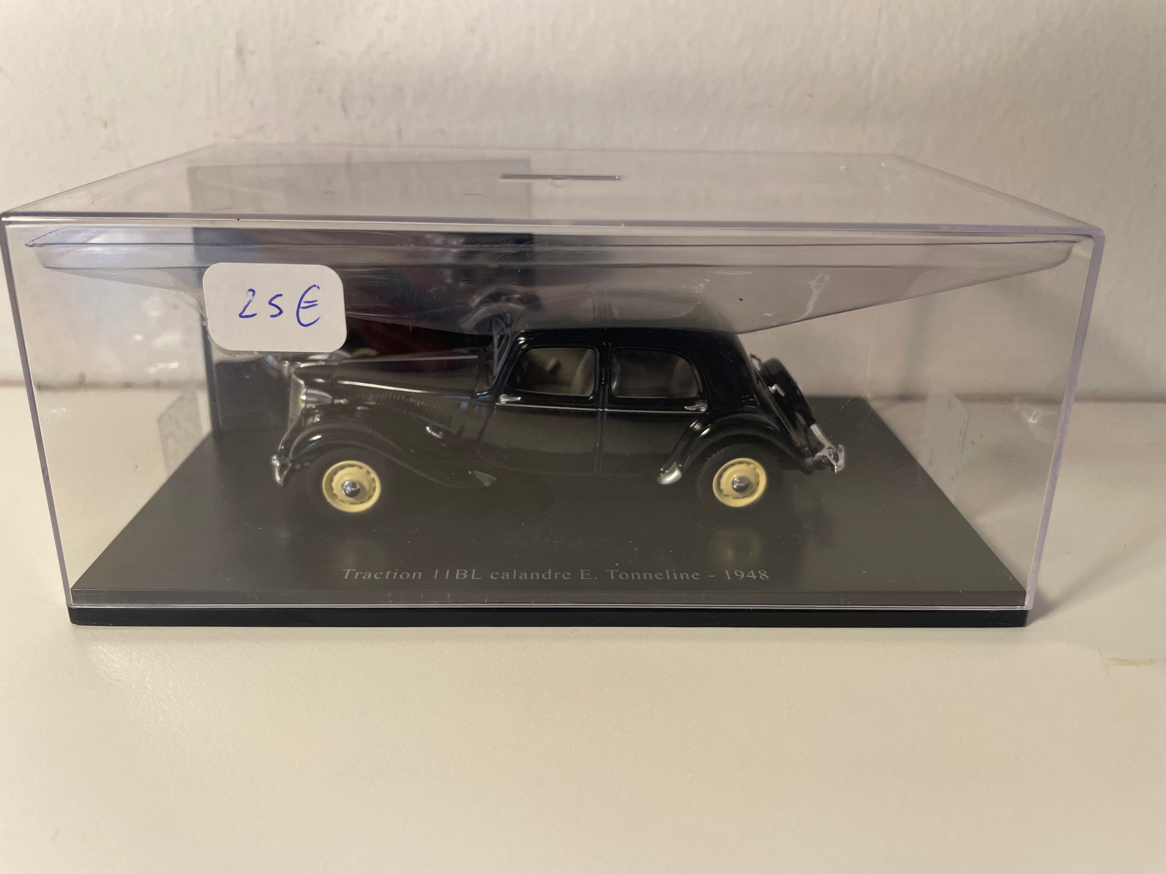 Citroën Traction 11BL noire de 1948 - calandre E. Tonneline (boite plexi)