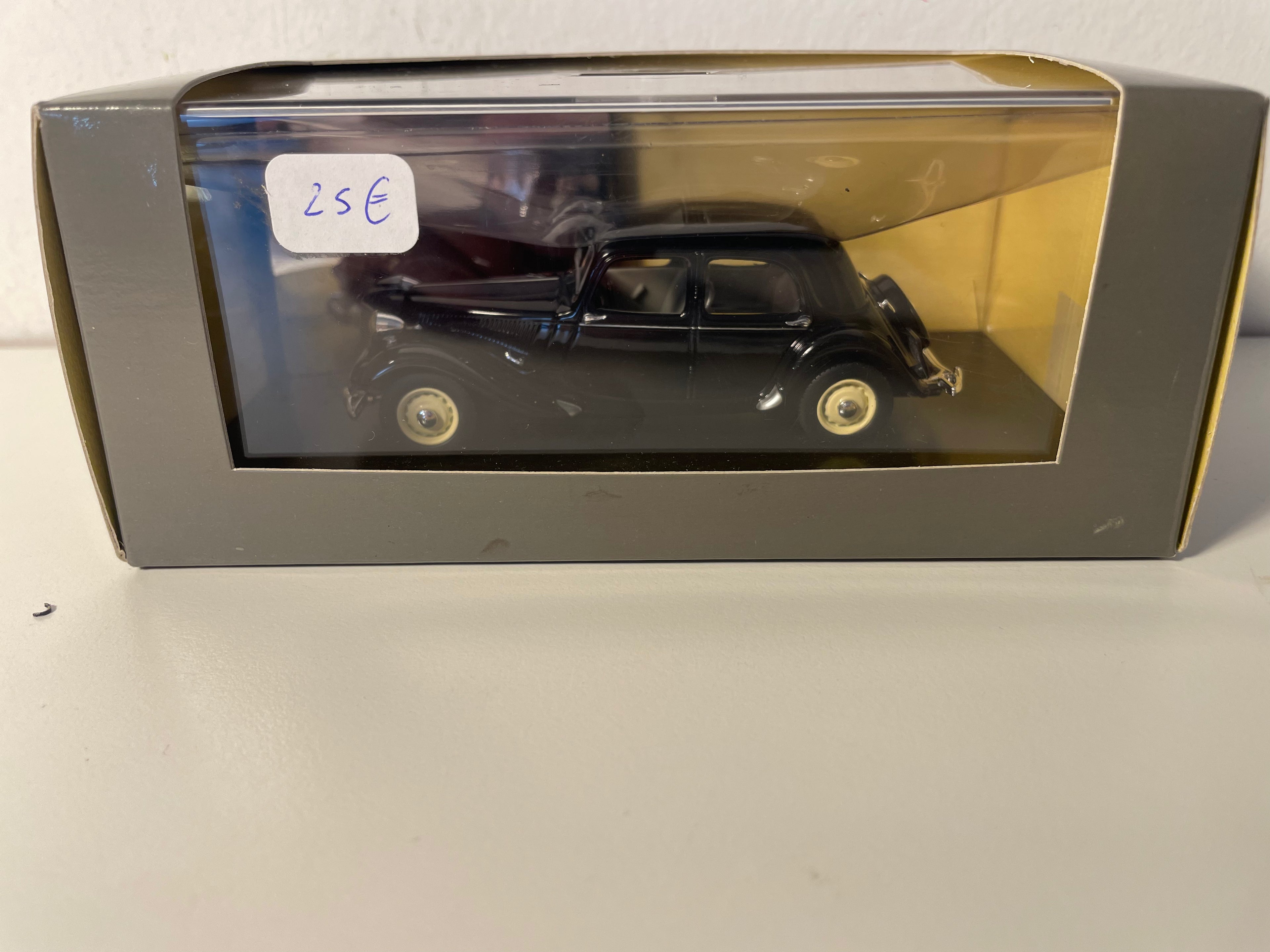 Citroën Traction 11BL noire de 1948 - calandre E. Tonneline (boite plexi)