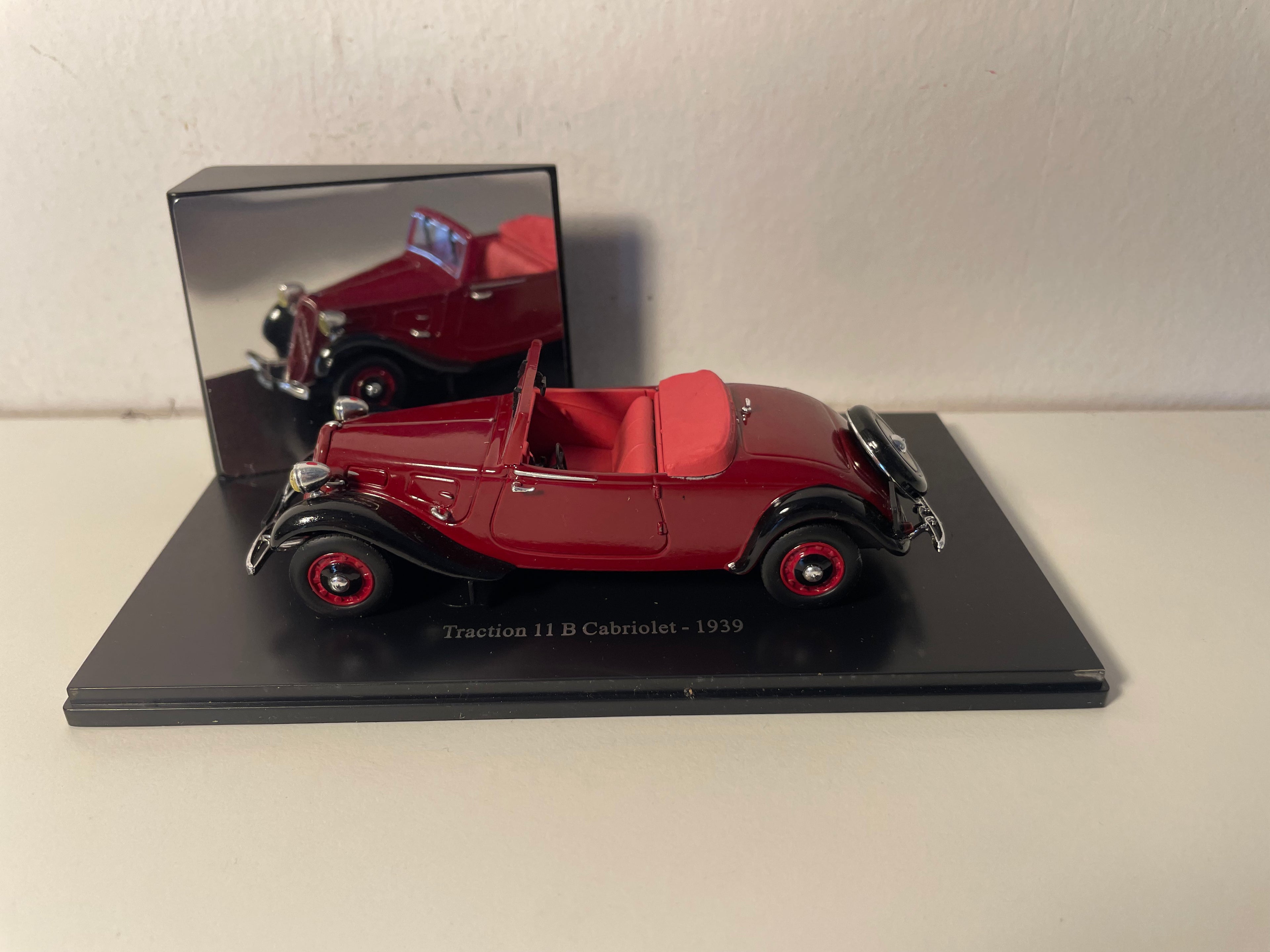 1939 Burgundy Citroën Traction 11B Cabriolet (Plexi Box)
