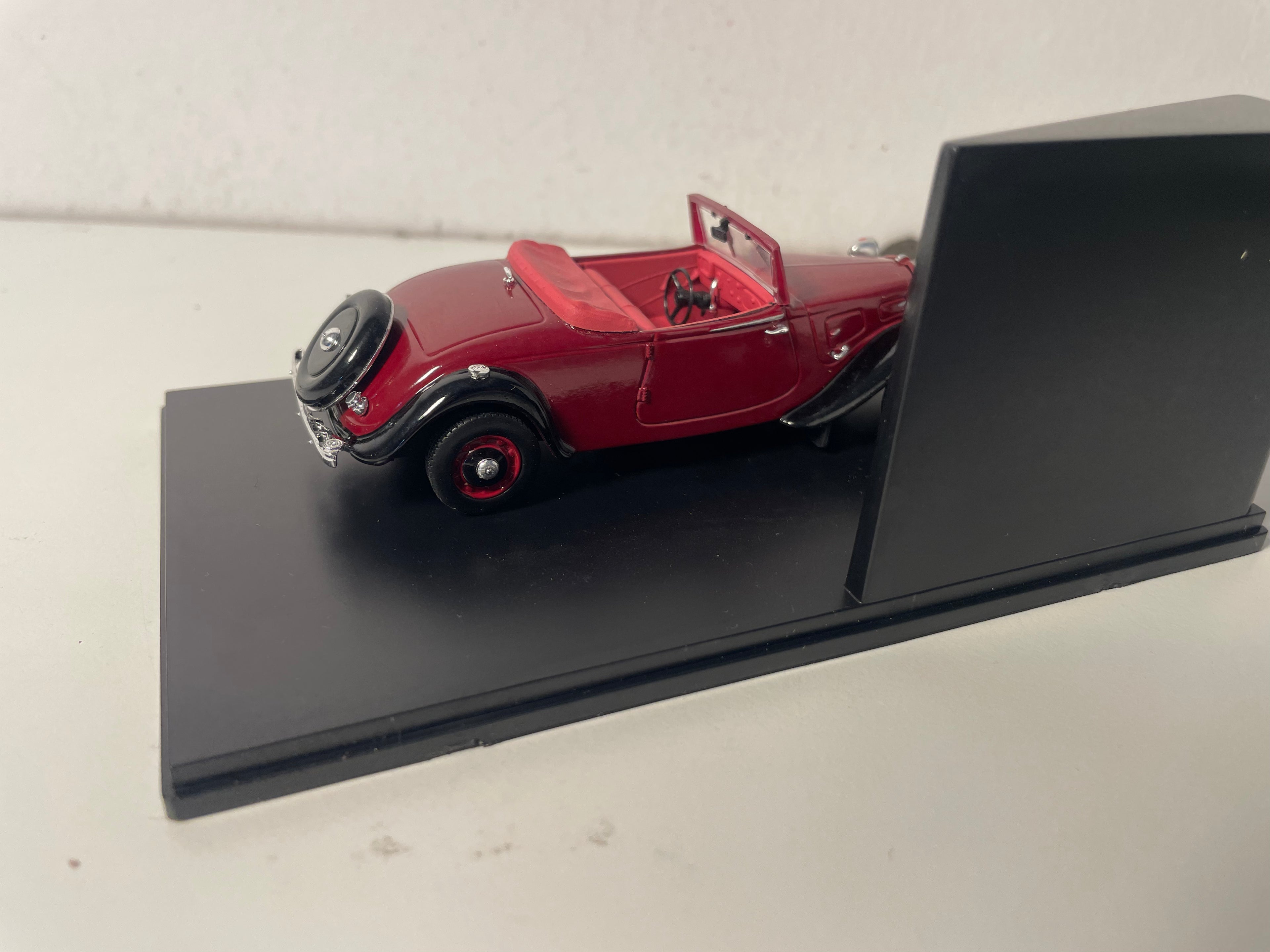 1939 Burgundy Citroën Traction 11B Cabriolet (Plexi Box)
