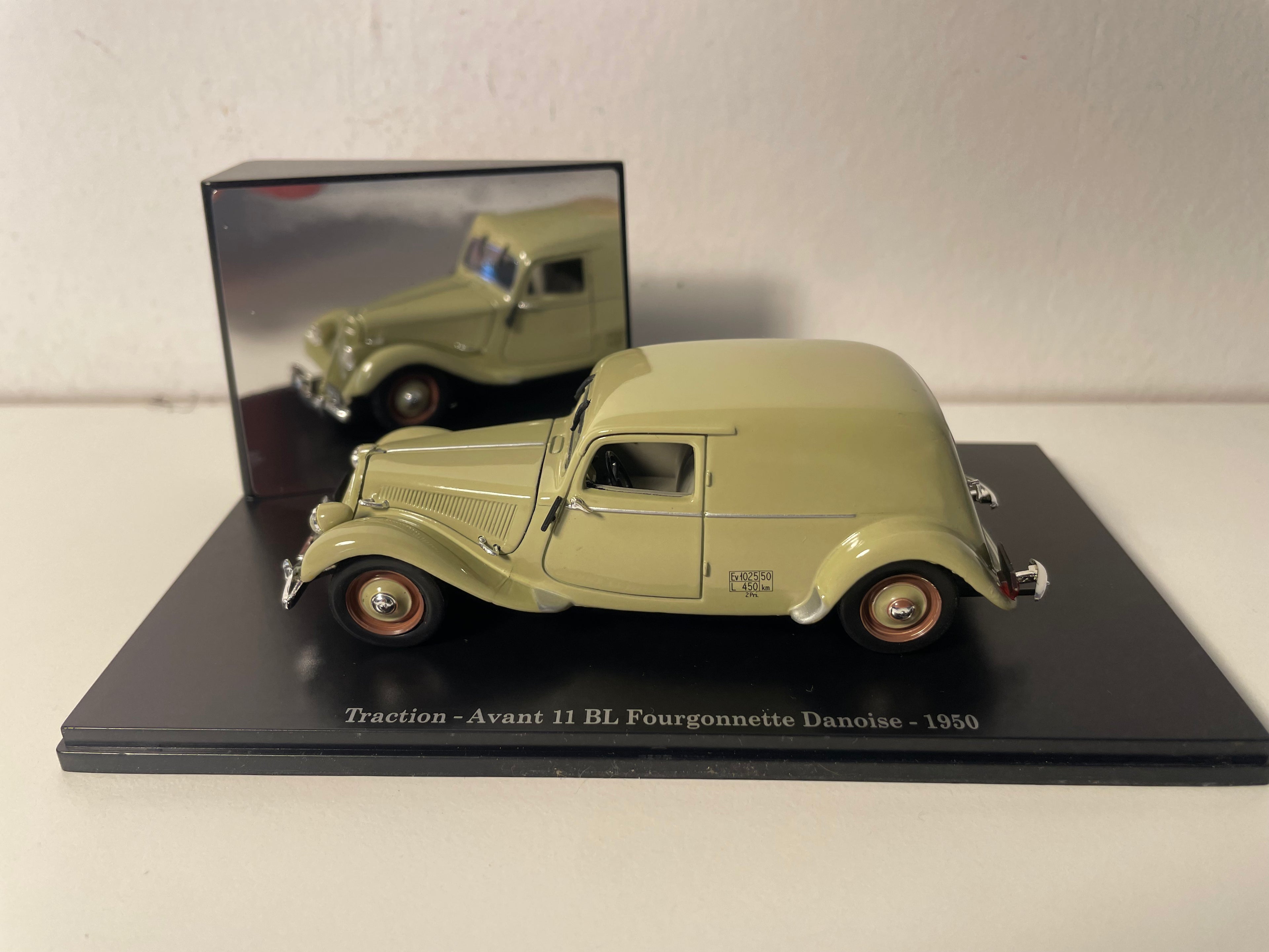 Citroën Traction-Avant 11 BL Deense Bestelwagen Bruin uit 1950 (Plexi Doos)