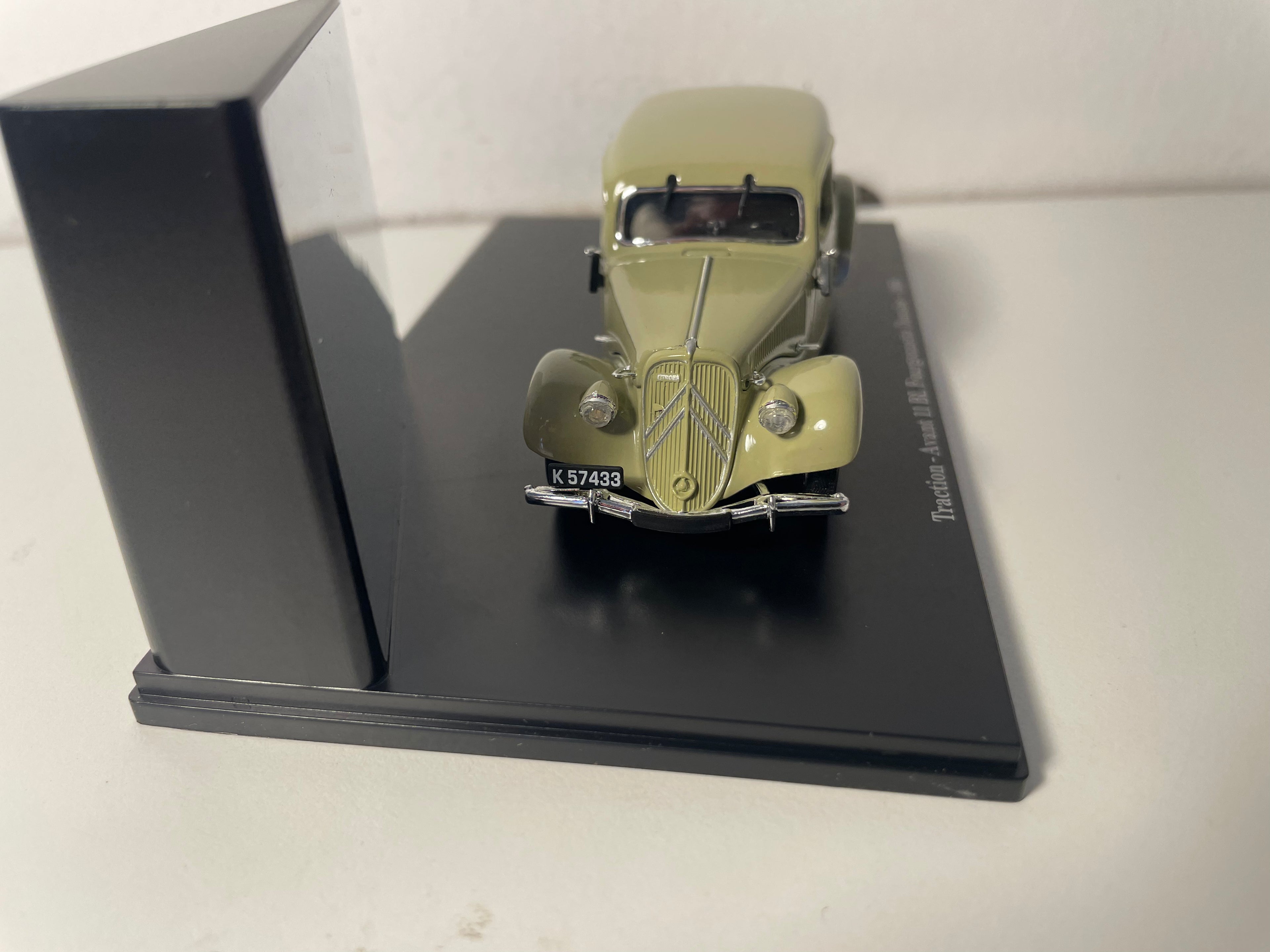 Citroën Traction-Avant 11 BL Deense Bestelwagen Bruin uit 1950 (Plexi Doos)