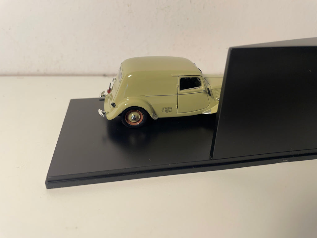 Citroën Traction-Avant 11 BL Danish Van Brown from 1950 (Plexi Box)