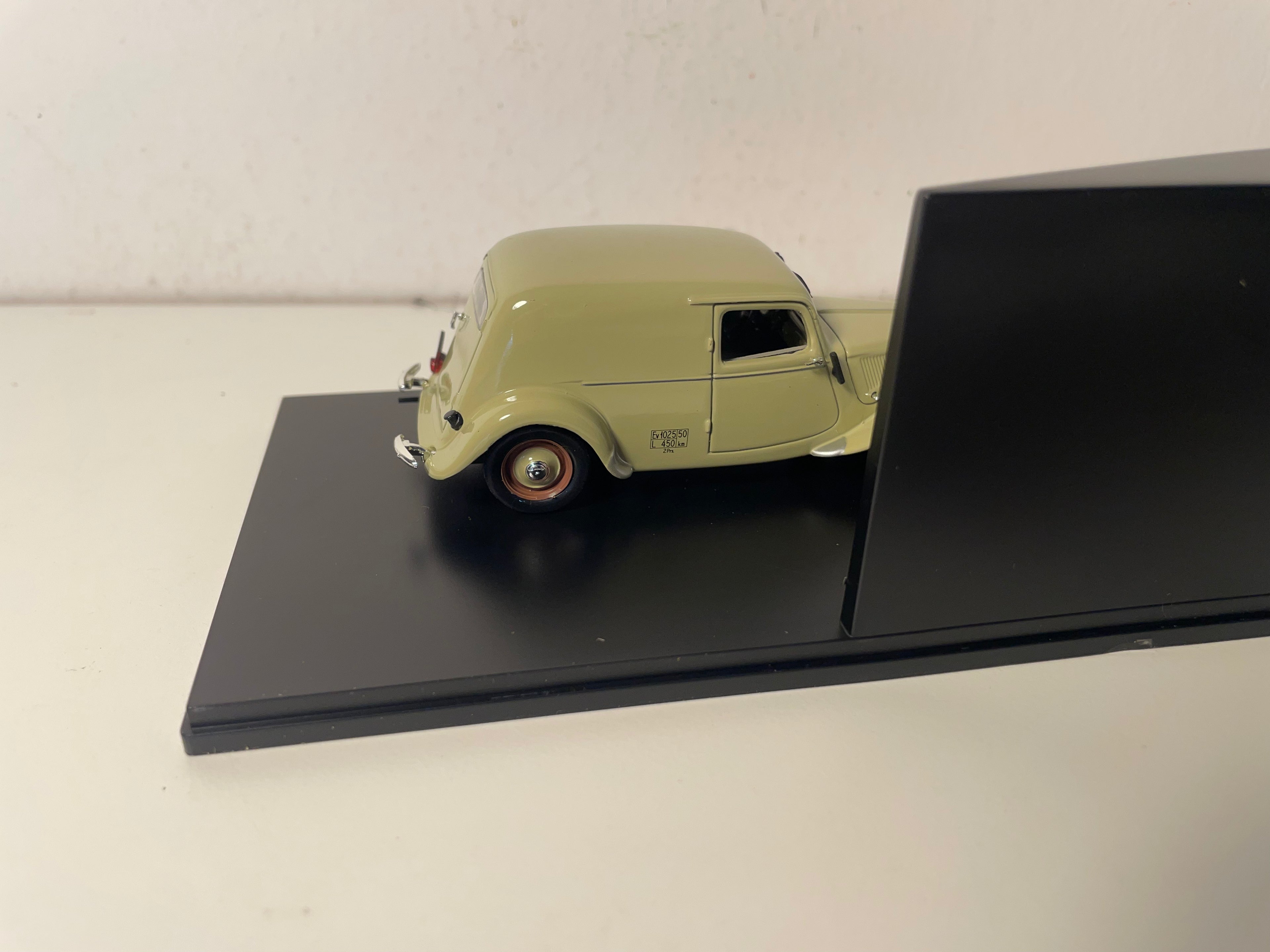 Citroën Traction-Avant 11 BL Deense Bestelwagen Bruin uit 1950 (Plexi Doos)
