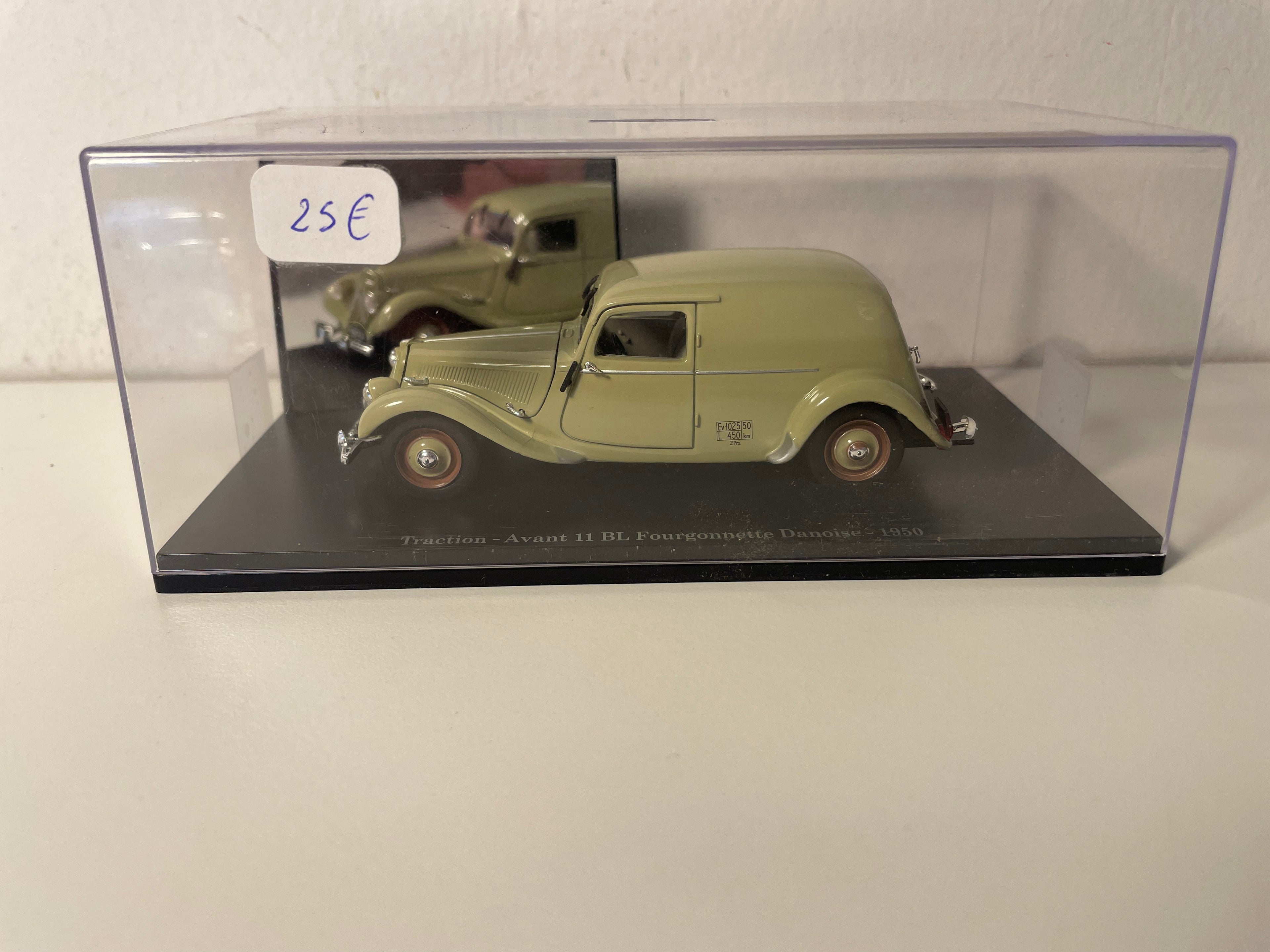 Citroën Traction-Avant 11 BL Deense Bestelwagen Bruin uit 1950 (Plexi Doos)