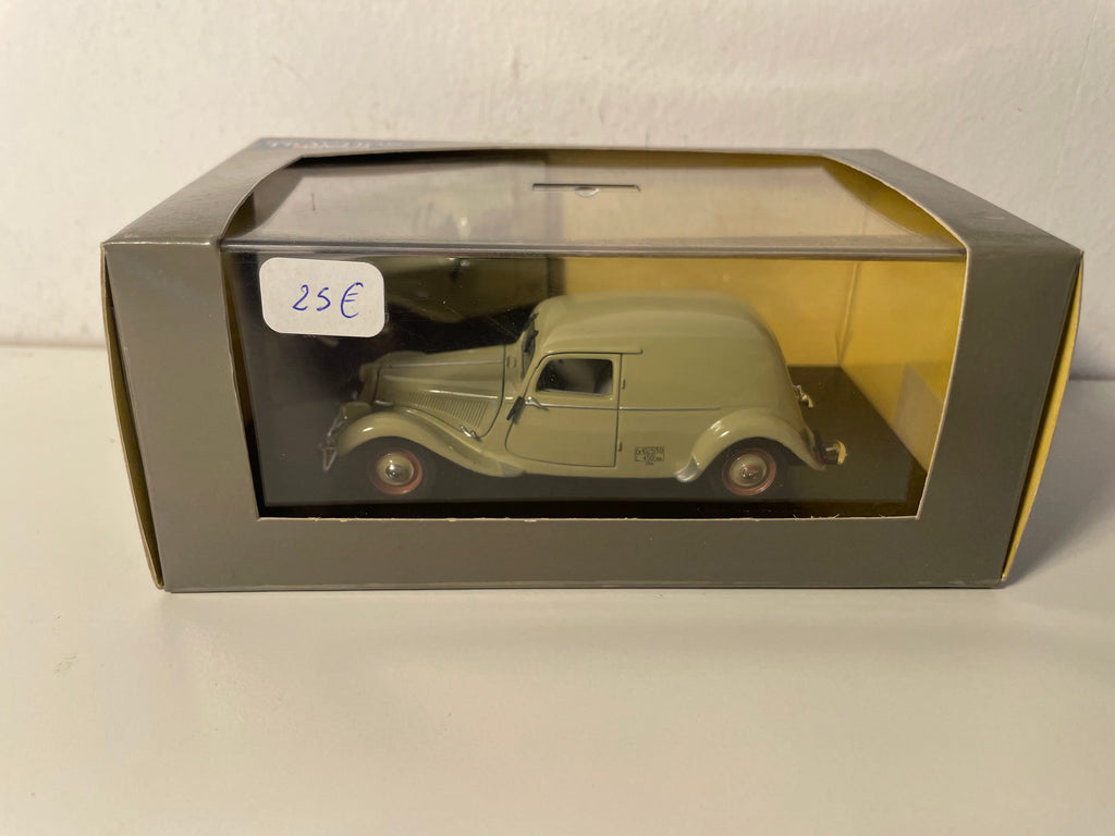Citroën Traction-Avant 11 BL Danish Van Brown from 1950 (Plexi Box)