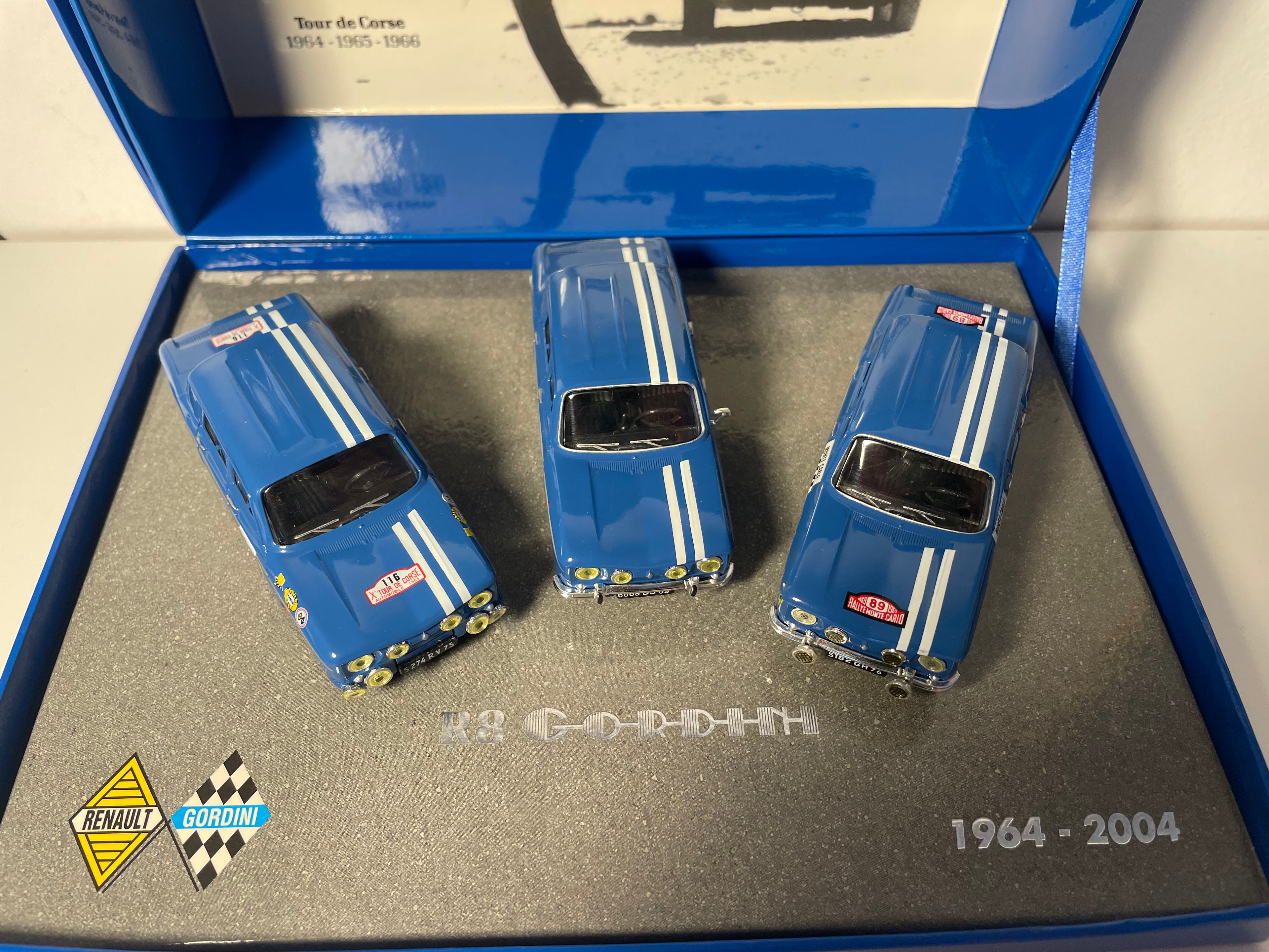 Renault 8 Gordini blauw - jubileumdoos met 3 auto's voor de 40ste verjaardag van de R8 Gordini (1964 - 2004) - blauwe rechthoekige doos - NOREV