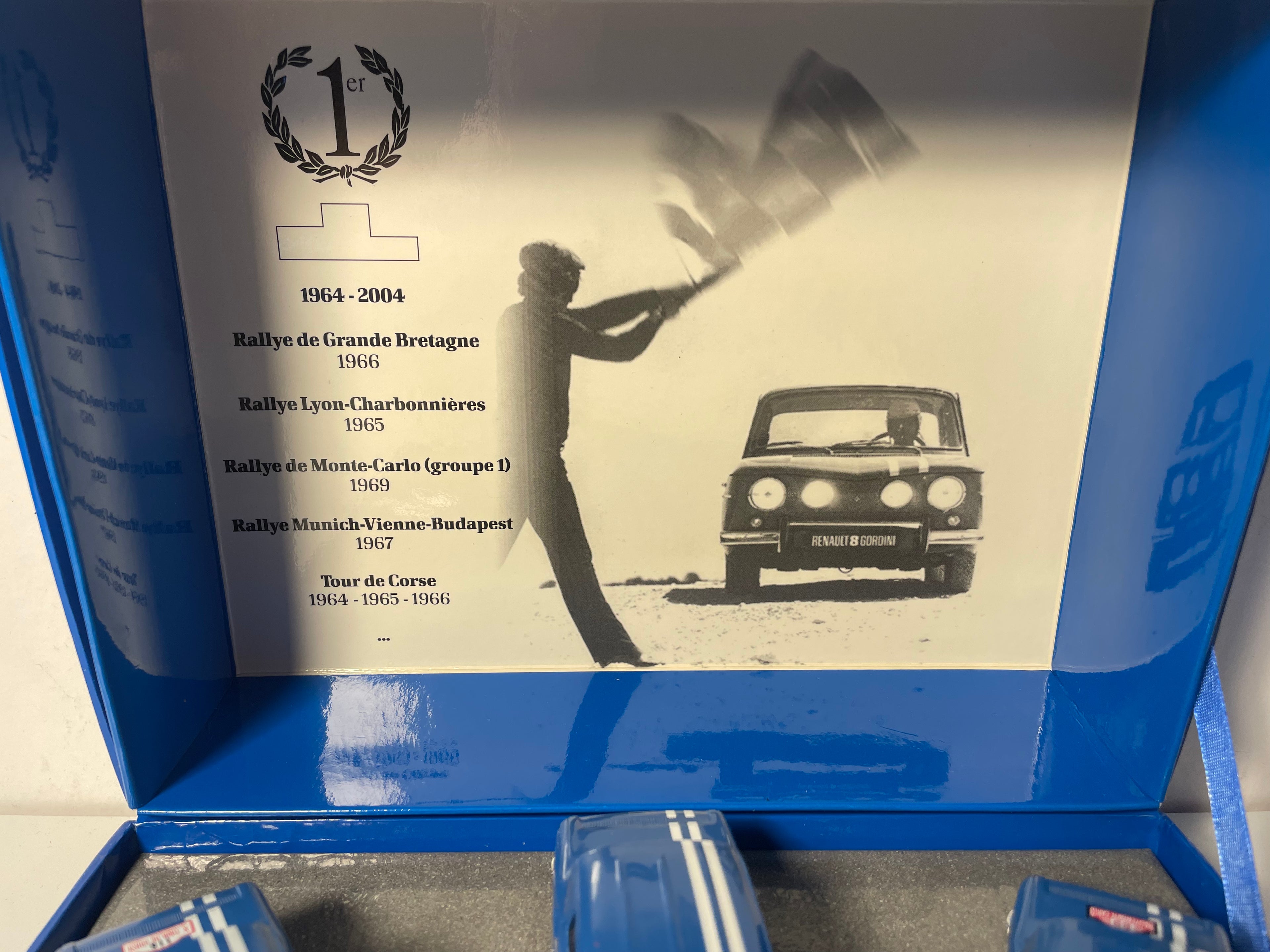 Renault 8 Gordini blauw - jubileumdoos met 3 auto's voor de 40ste verjaardag van de R8 Gordini (1964 - 2004) - blauwe rechthoekige doos - NOREV