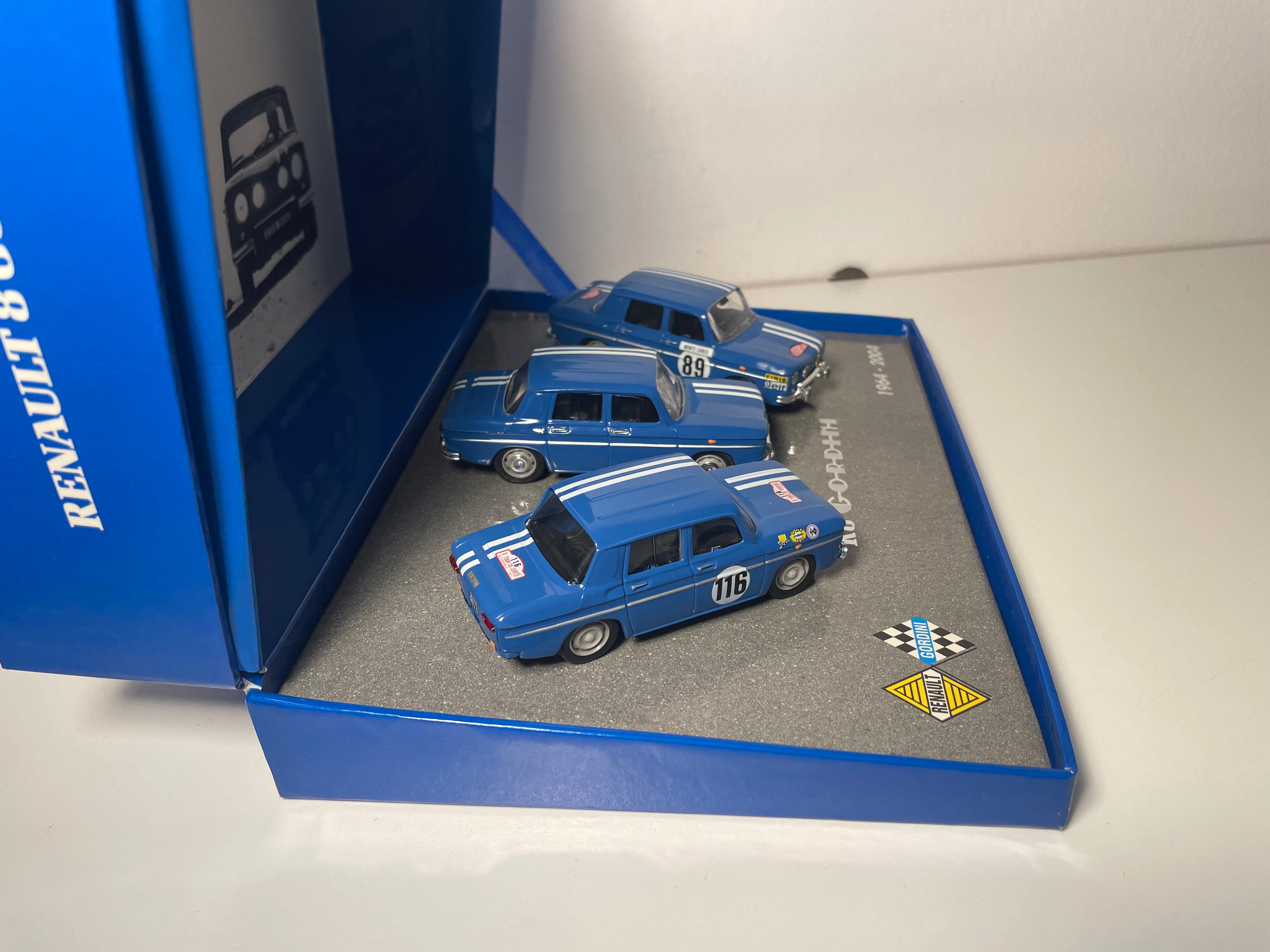 Renault 8 Gordini blauw - jubileumdoos met 3 auto's voor de 40ste verjaardag van de R8 Gordini (1964 - 2004) - blauwe rechthoekige doos - NOREV