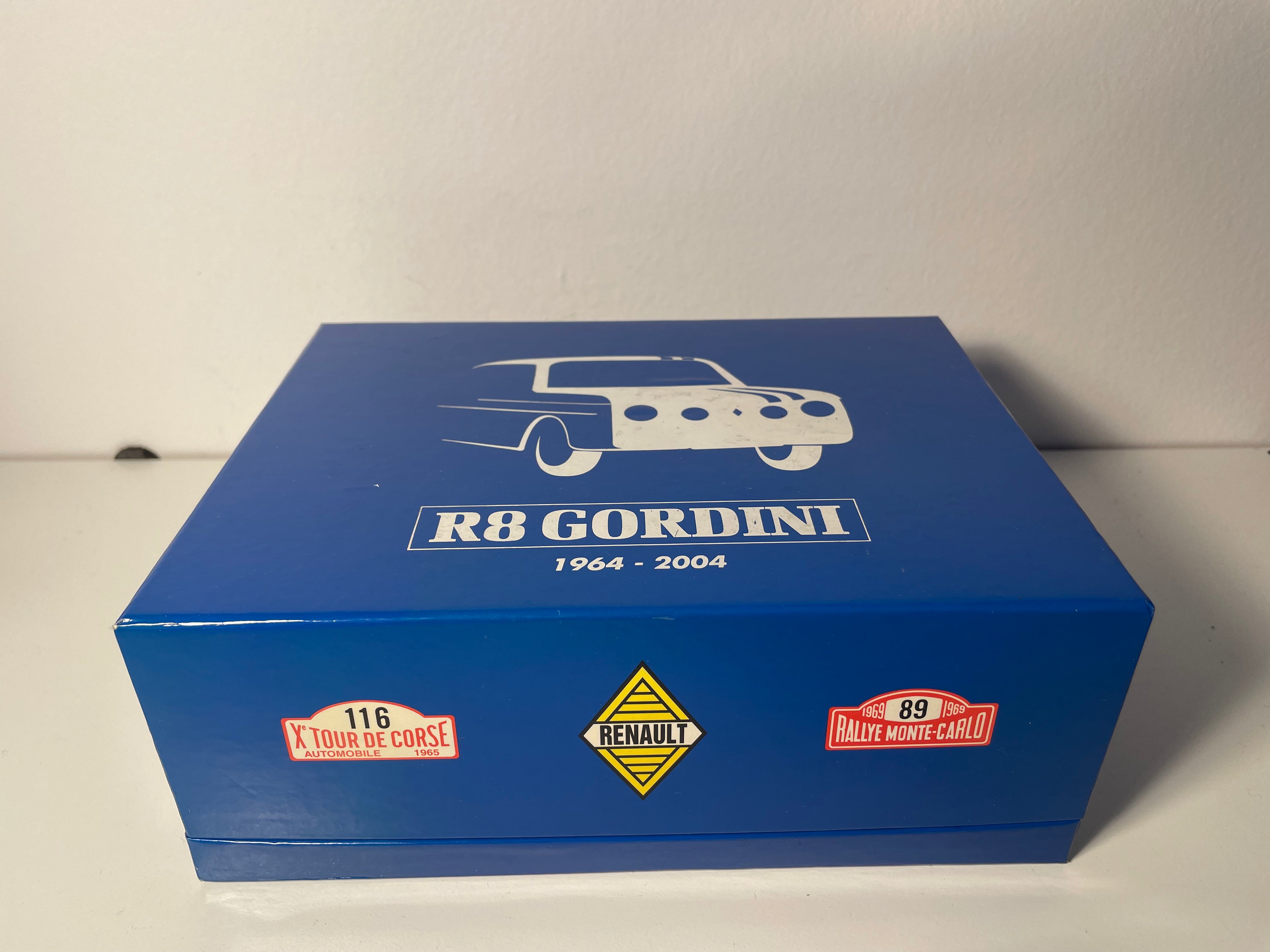 Renault 8 Gordini blauw - jubileumdoos met 3 auto's voor de 40ste verjaardag van de R8 Gordini (1964 - 2004) - blauwe rechthoekige doos - NOREV