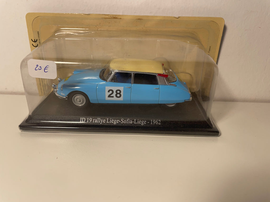 Citroën ID 19 blu chiaro con tetto beige numero 28 - rallye Liège-Sofia-Liège del 1962