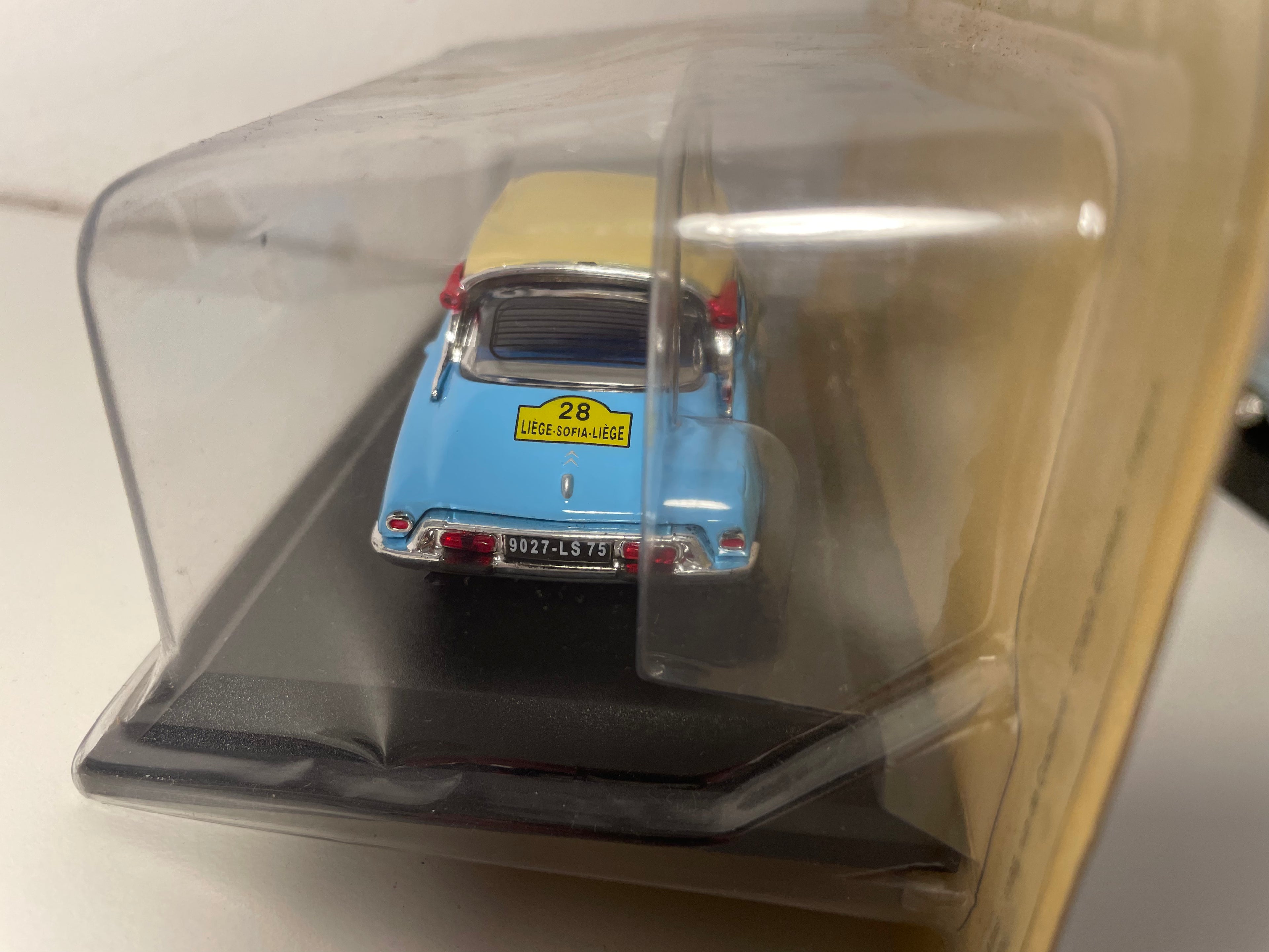 Citroën ID 19 hellblau mit beigem Dach Nummer 28 - Rallye Liège-Sofia-Liège 1962