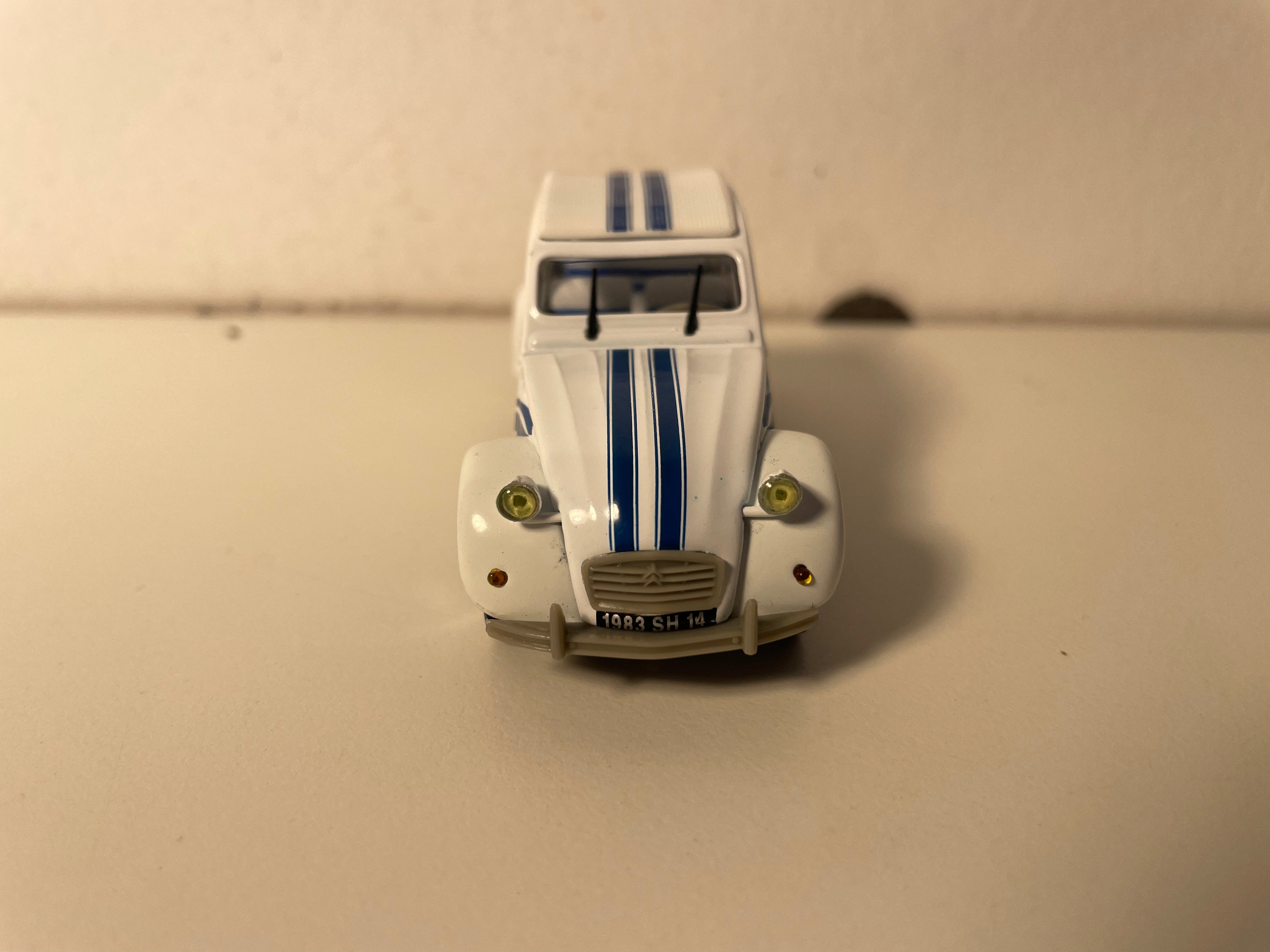 Citroën 2 CV 6 blanche et bleue FRANCE 3 (sous blister)