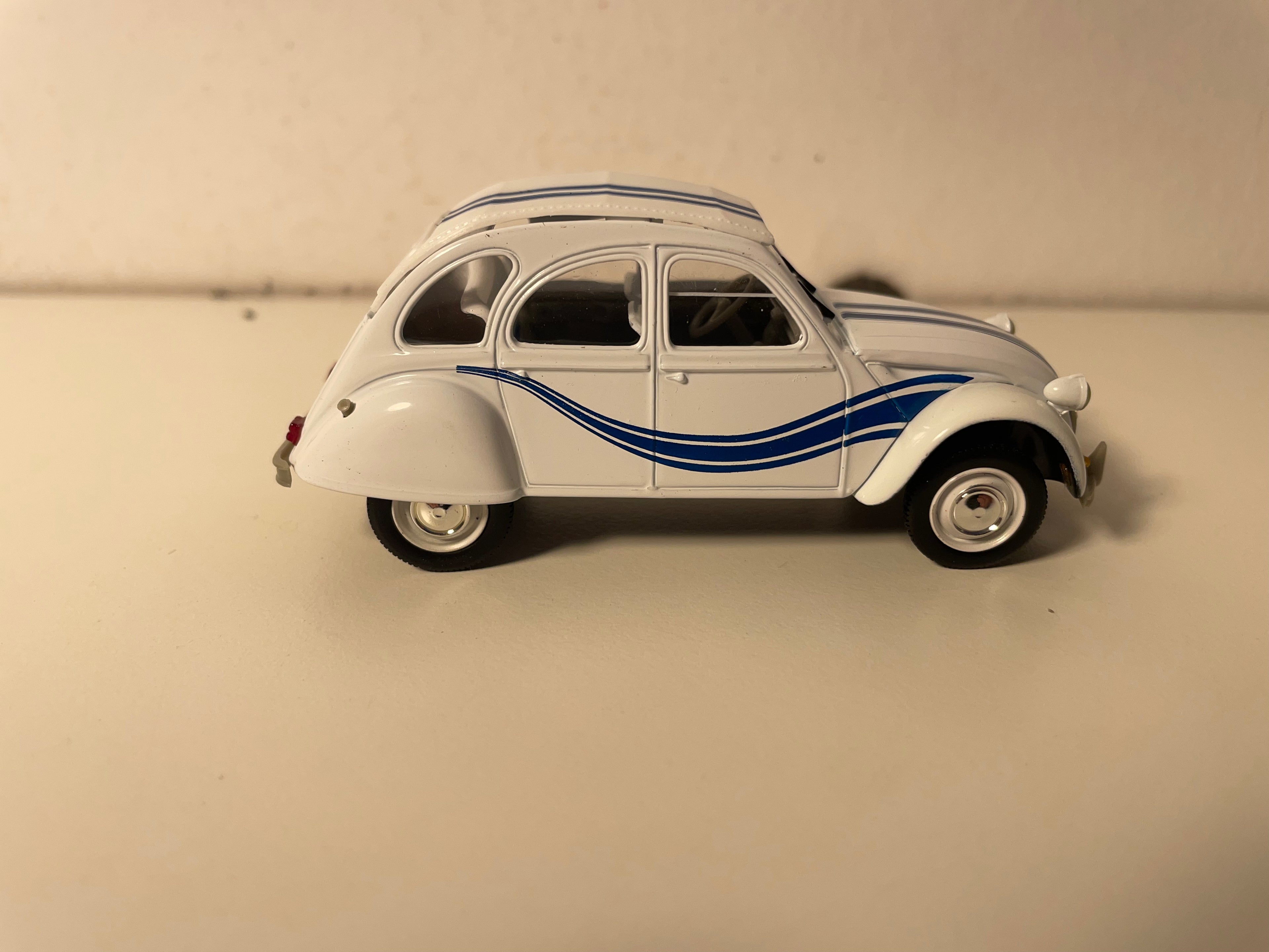 Citroën 2 CV 6 blanche et bleue FRANCE 3 (sous blister)