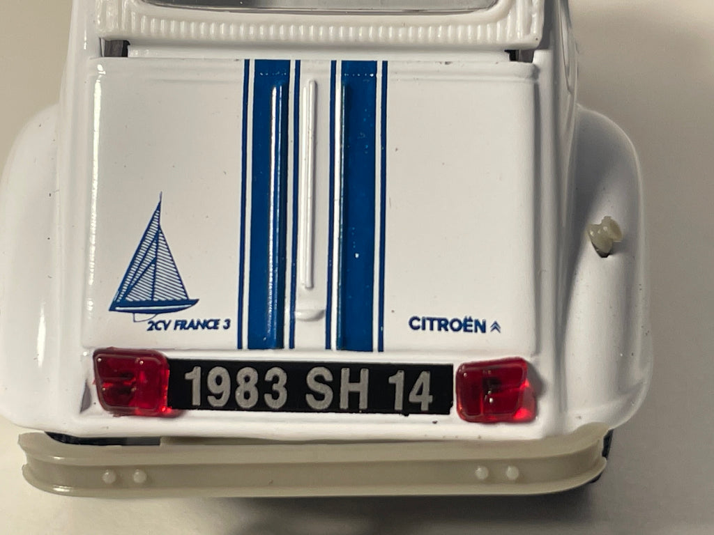 Citroën 2 CV 6 blanche et bleue FRANCE 3 (sous blister)